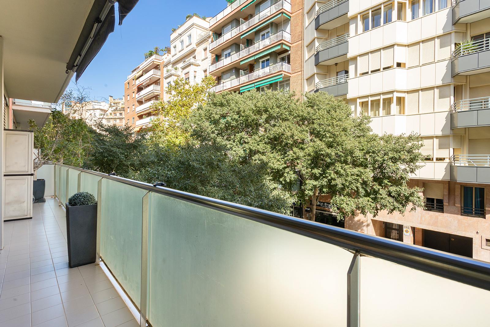 living - Piso de 110m² con 15m² terraza en venta en Eixample Izquierdo - gallery thumbnail - 5