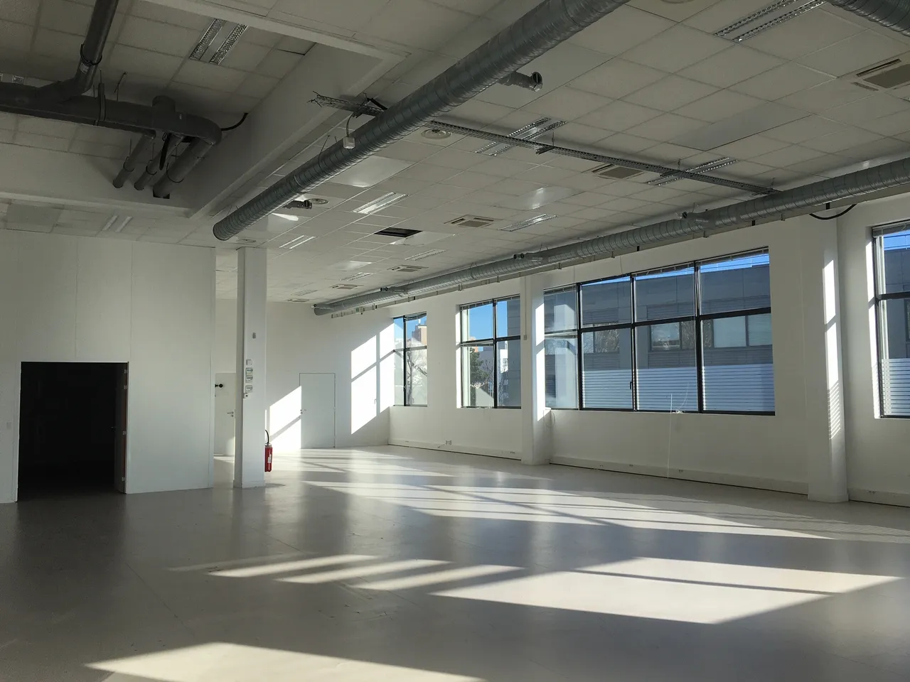 logistics - Mixed Light Industrial Premises / Offices For Rent - gallery - 2