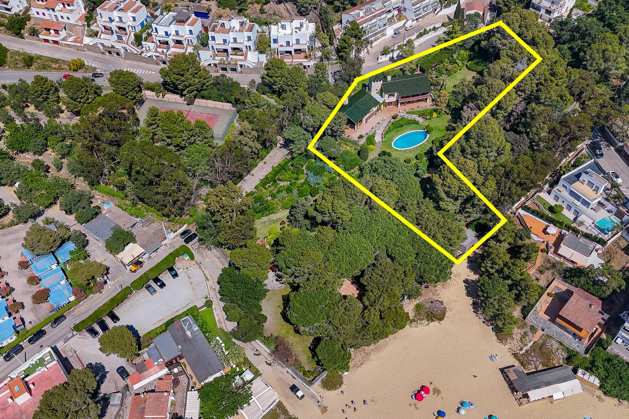 living - 1,202m² house / villa with 2,338m² garden for sale in Bay of Roses - gallery thumbnail - 3