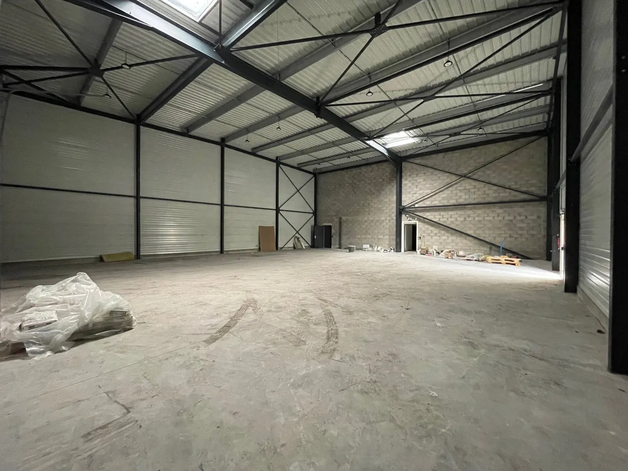 logistics - Warehouse / Offices For Rent - gallery - 2