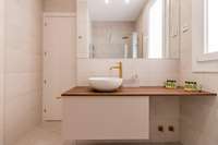 living - 100m² apartment for rent in Castellana, Madrid - gallery thumbnail - 3