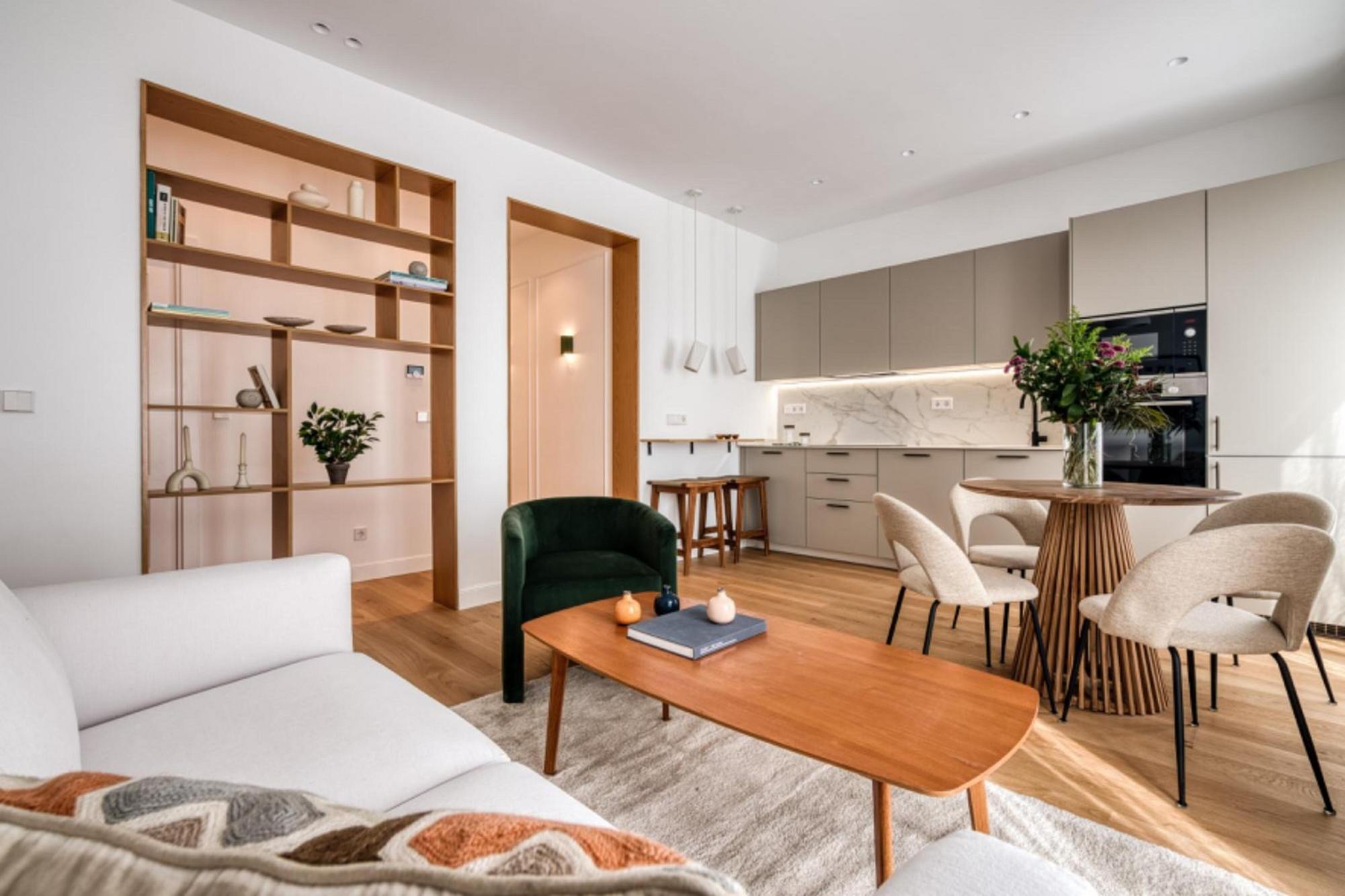 living - Piso de 76m² en venta en Malasaña, Madrid - gallery thumbnail - 1