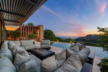 living - 715m² house / villa with 800m² garden for sale in Madroñal - featured