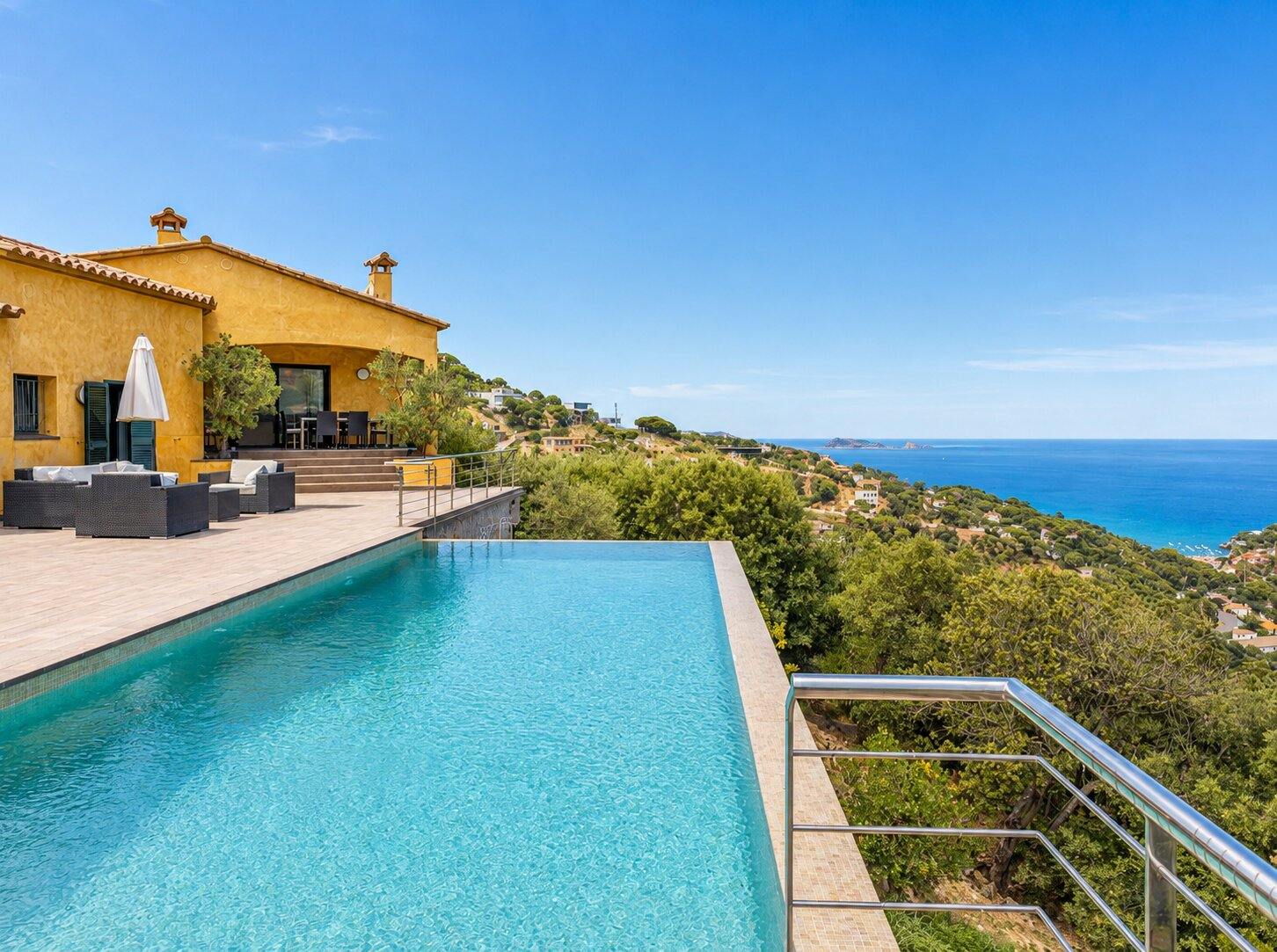 living - 621m² house / villa for sale in Sa Riera, Costa Brava - gallery thumbnail - 2