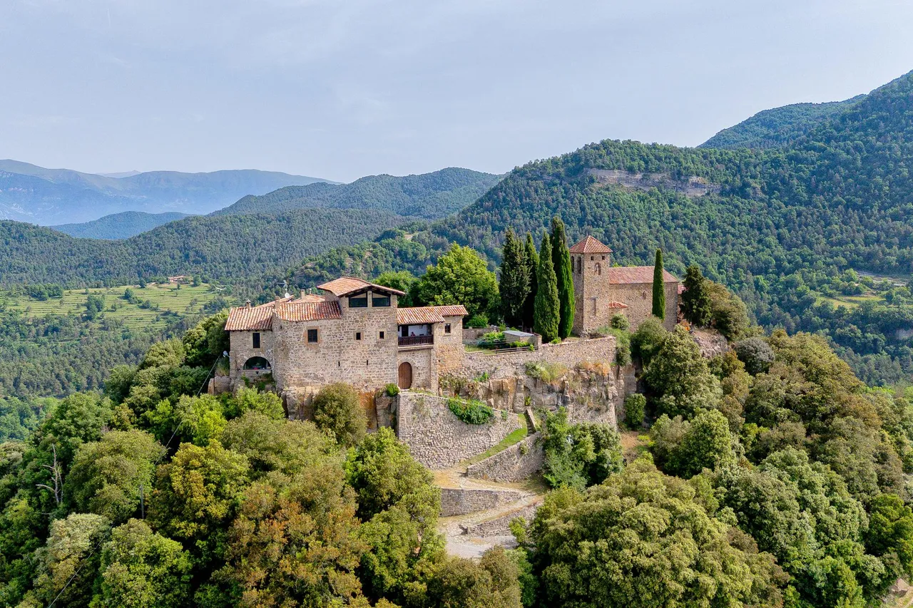 living - 784m² castle / palace for sale in La Garrotxa, Girona - gallery - 4