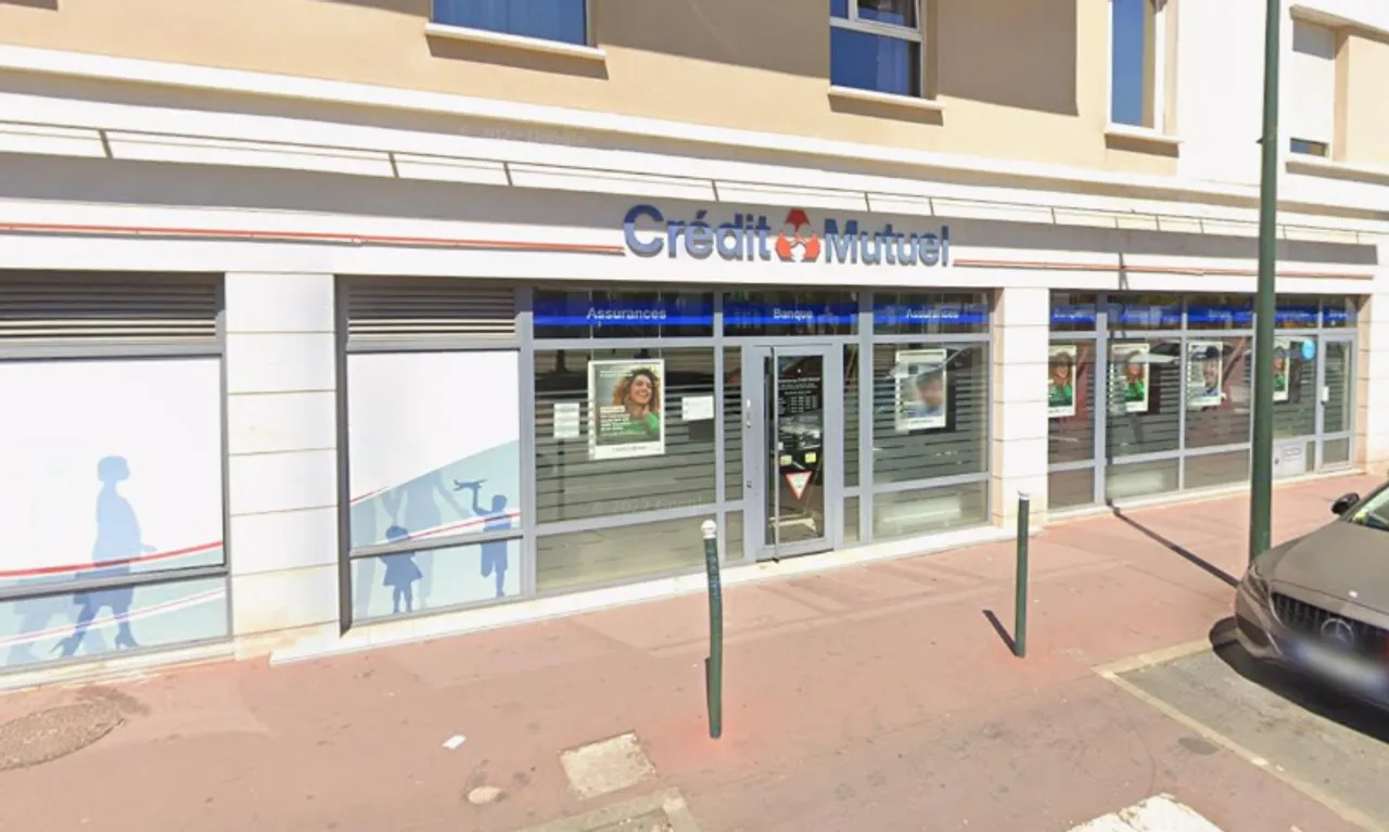 retail - Shop At The Foot Of The Building For Rent - gallery - 2