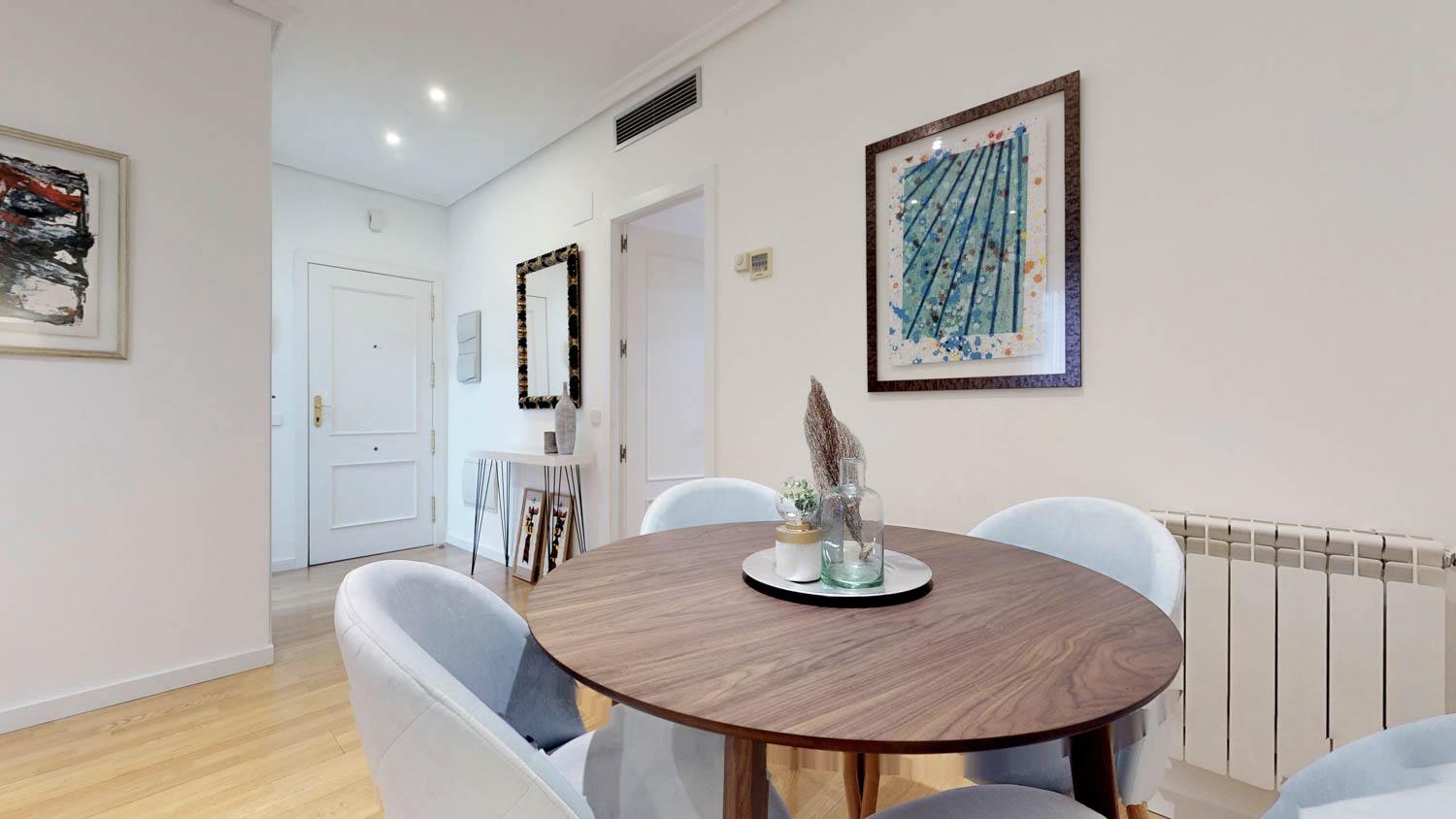 living - 60m² apartment for rent in Cortes / Huertas, Madrid - gallery thumbnail - 2