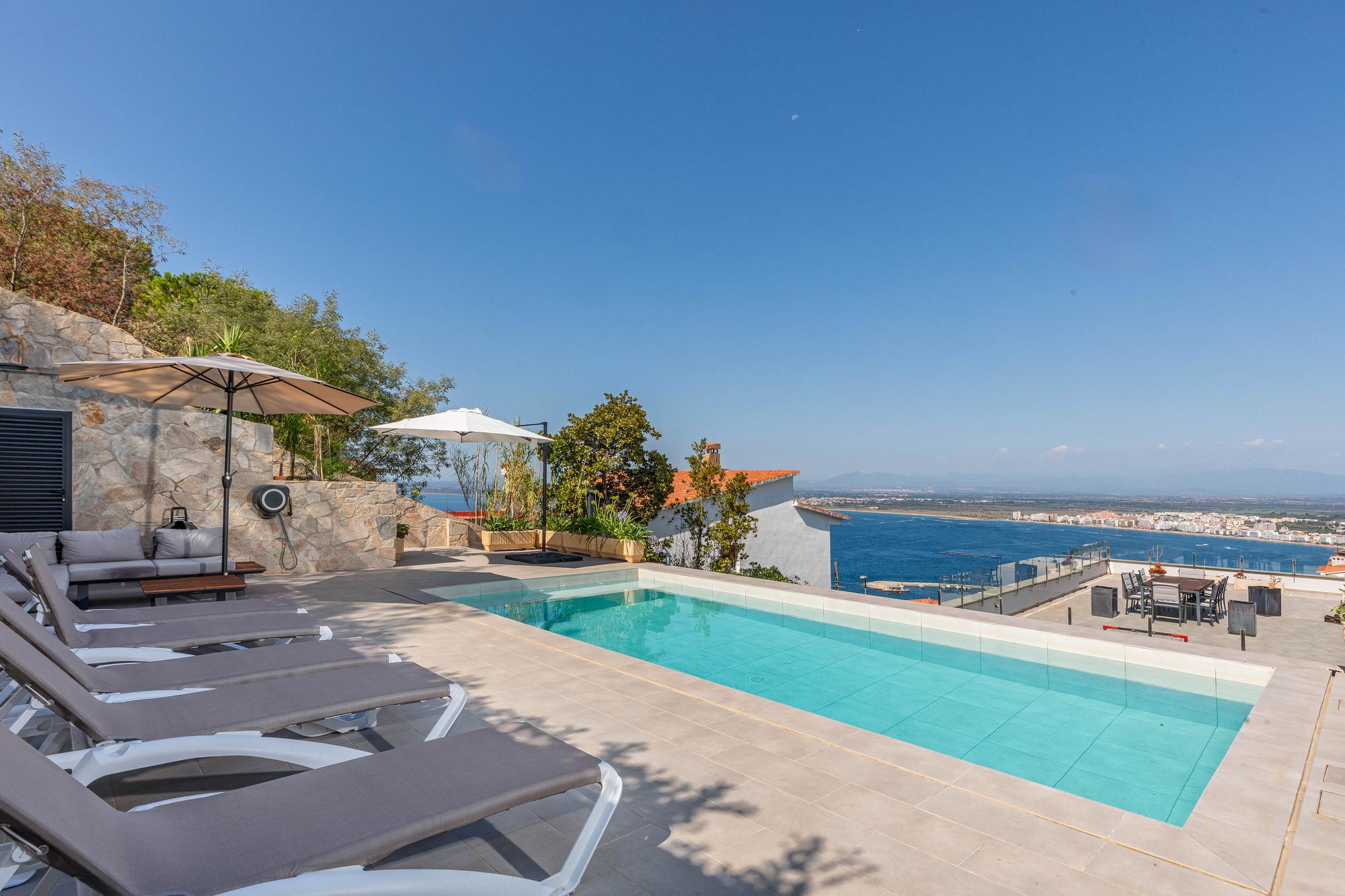 living - Casa / villa de 419m² en venta en Bahía de Rosas - gallery thumbnail - 1