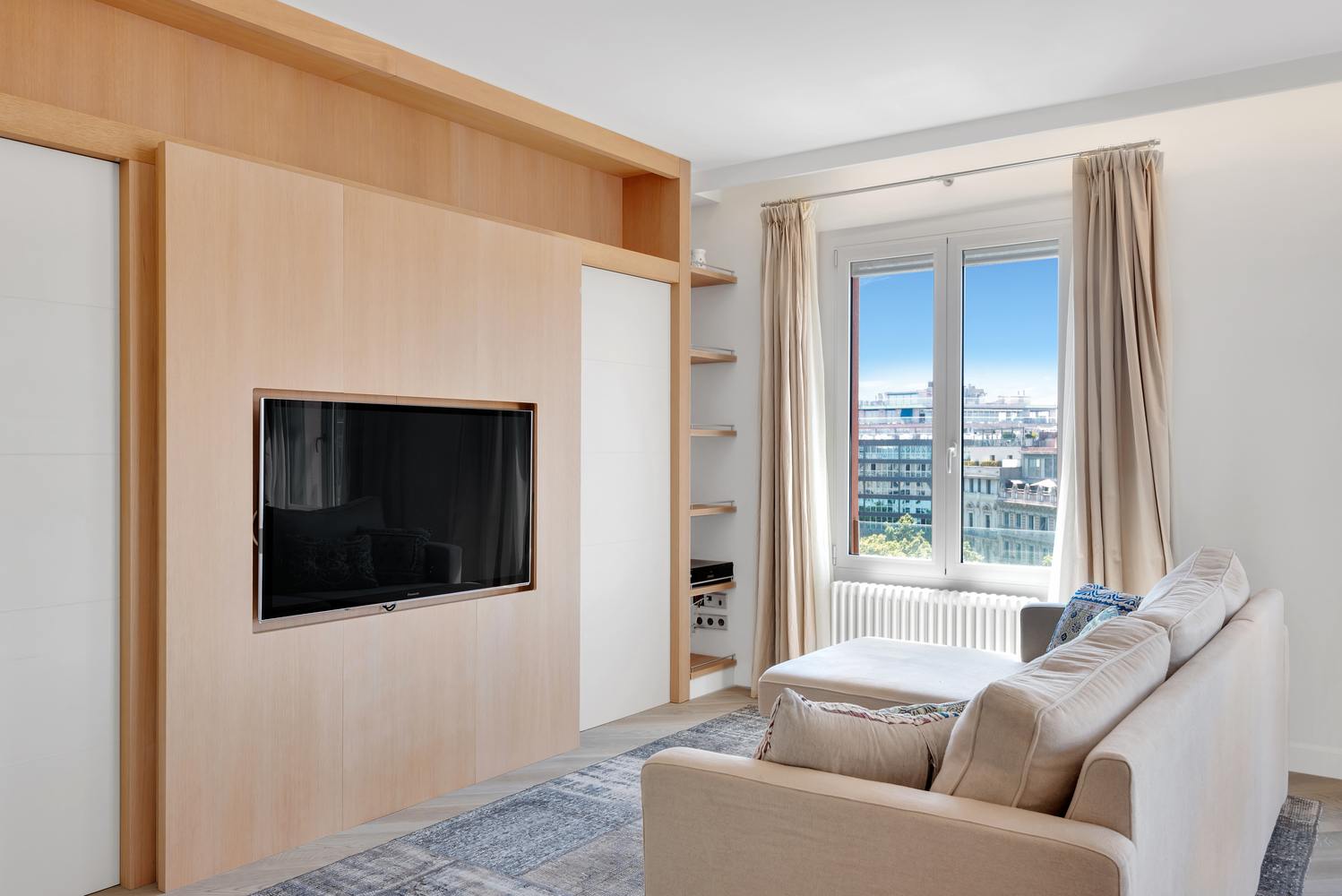 living - Ático de 91m² con 18m² terraza en venta en Eixample Derecho - gallery thumbnail - 9