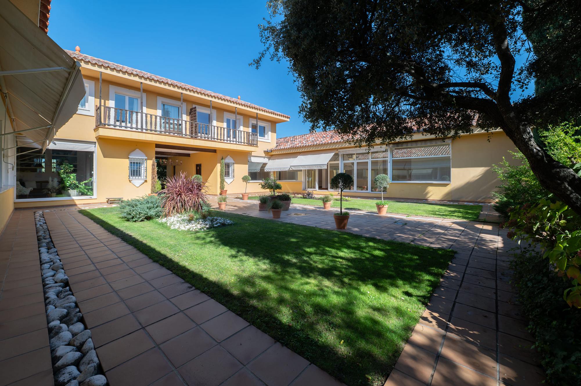 living - Casa rural de 664m² en venta en Sierra de Madrid, Madrid - gallery thumbnail - 3