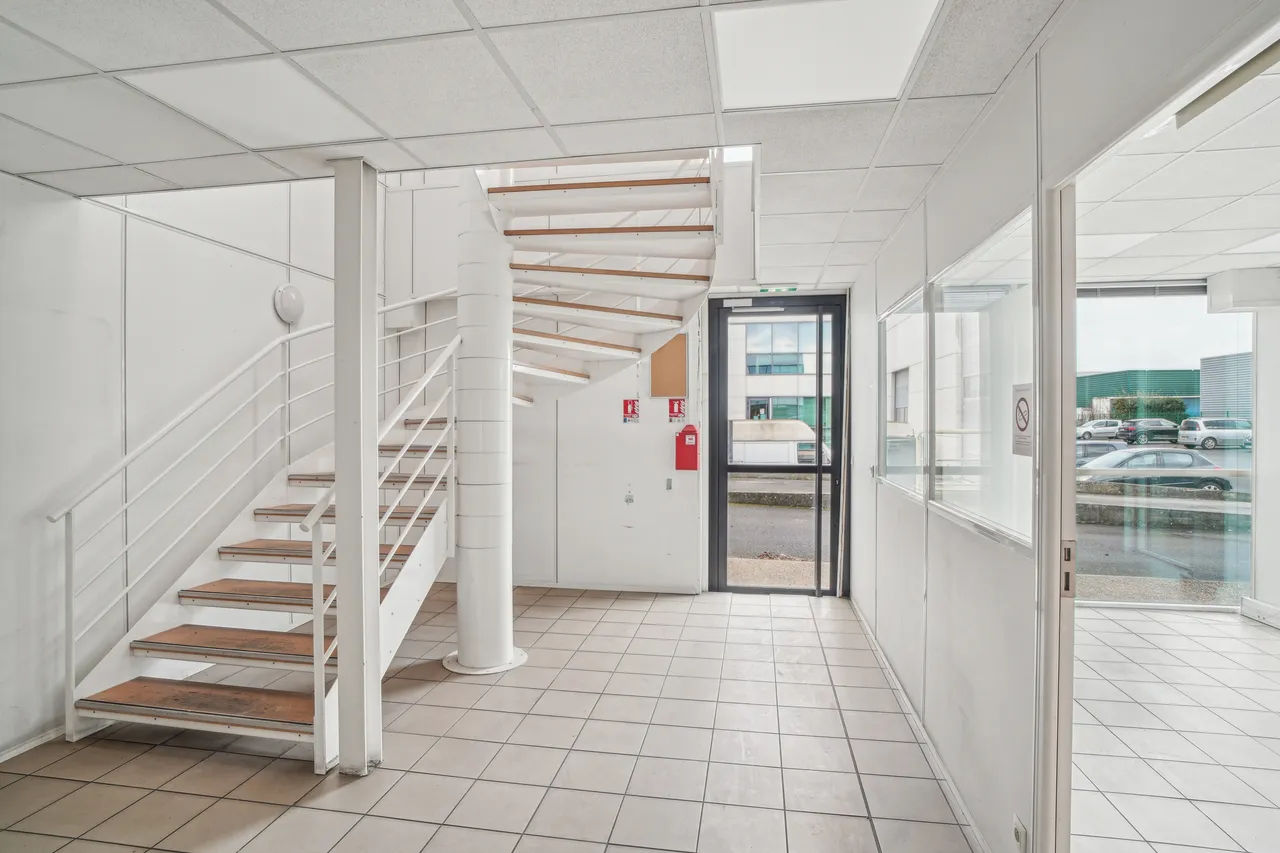 logistics - Entrepôt / Bureaux À Louer - gallery - 5