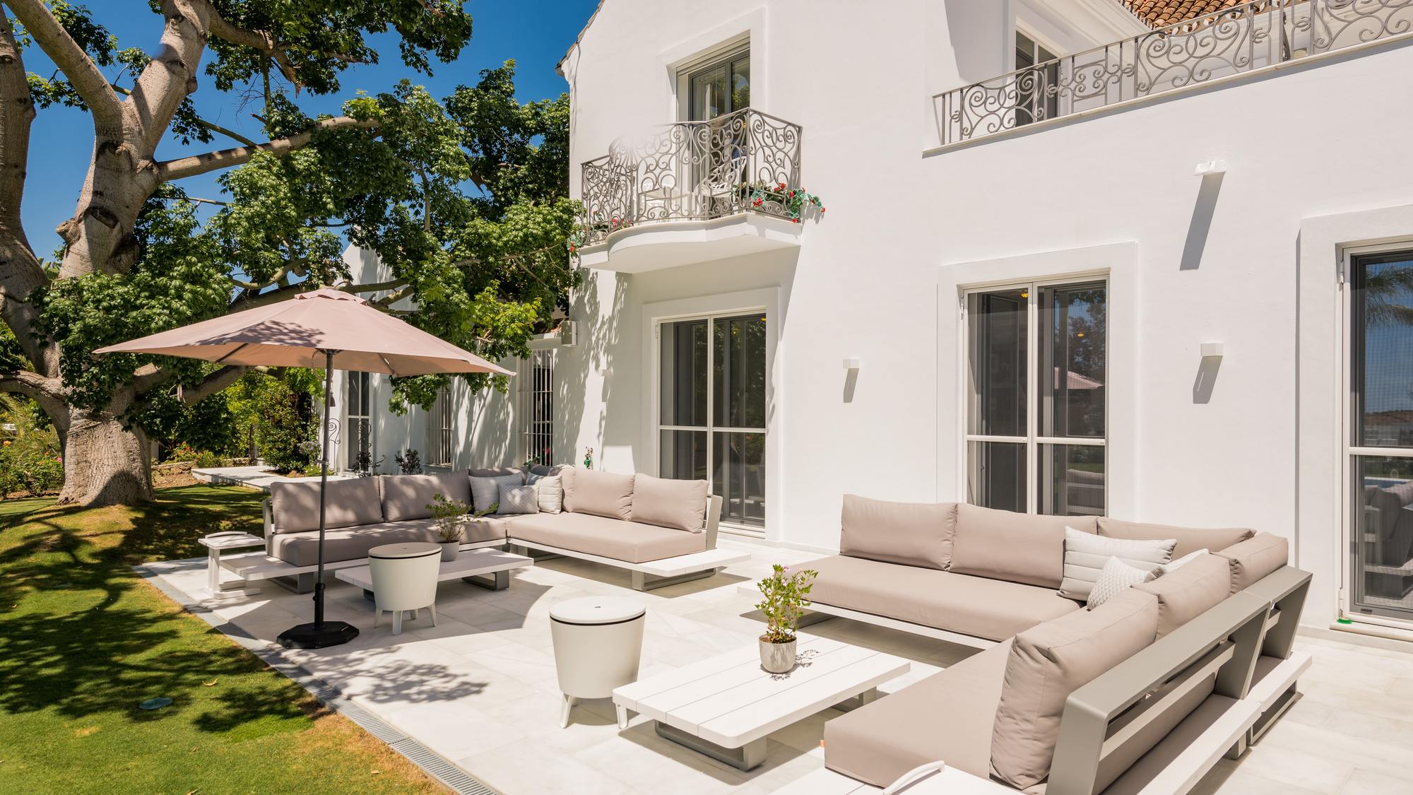 living - Casa / villa de 712m² con 236m² terraza en venta en Nueva Andalucía - gallery thumbnail - 1