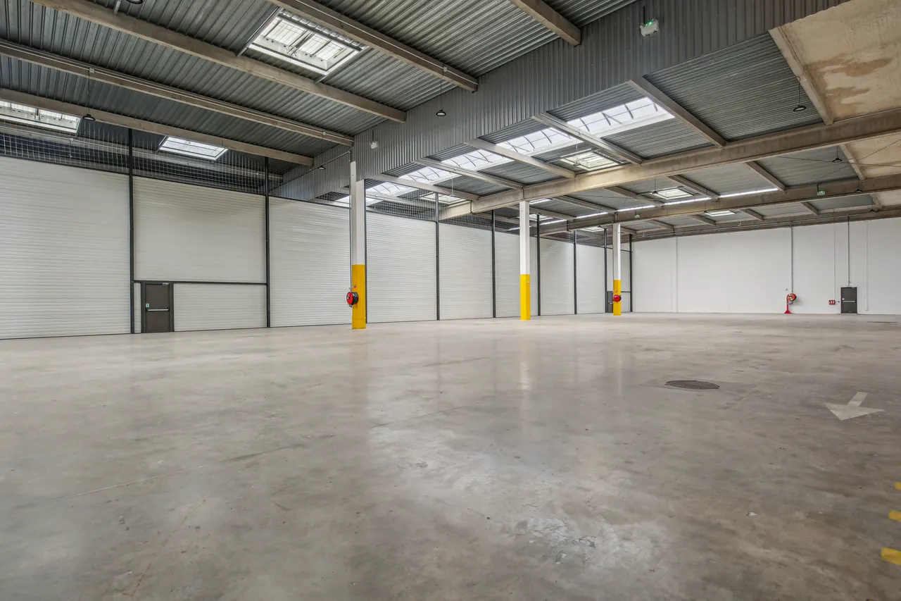 logistics - Logistics Warehouse For Rent - gallery - 3