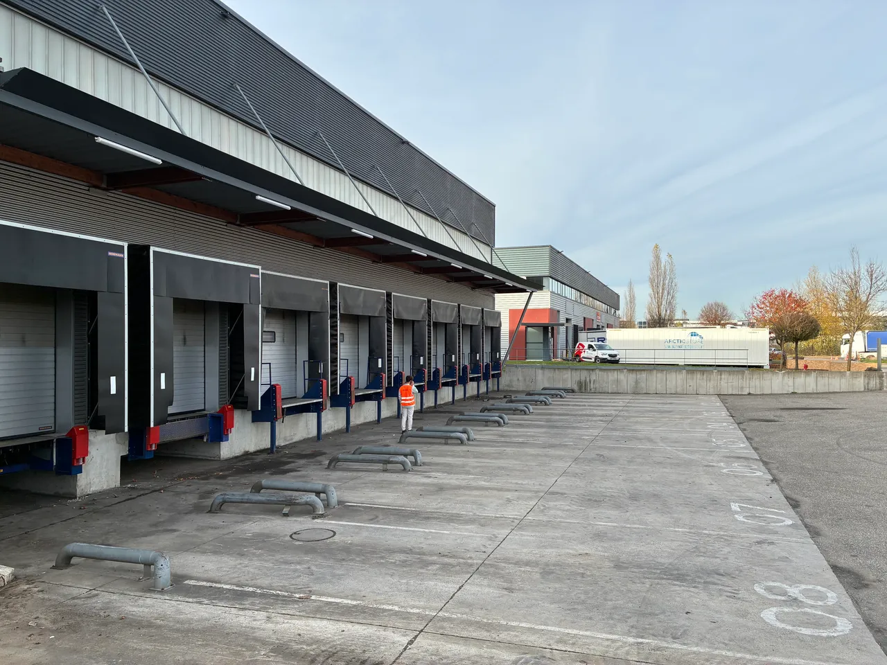 logistics - Warehouse / Offices For Rent - gallery - 2