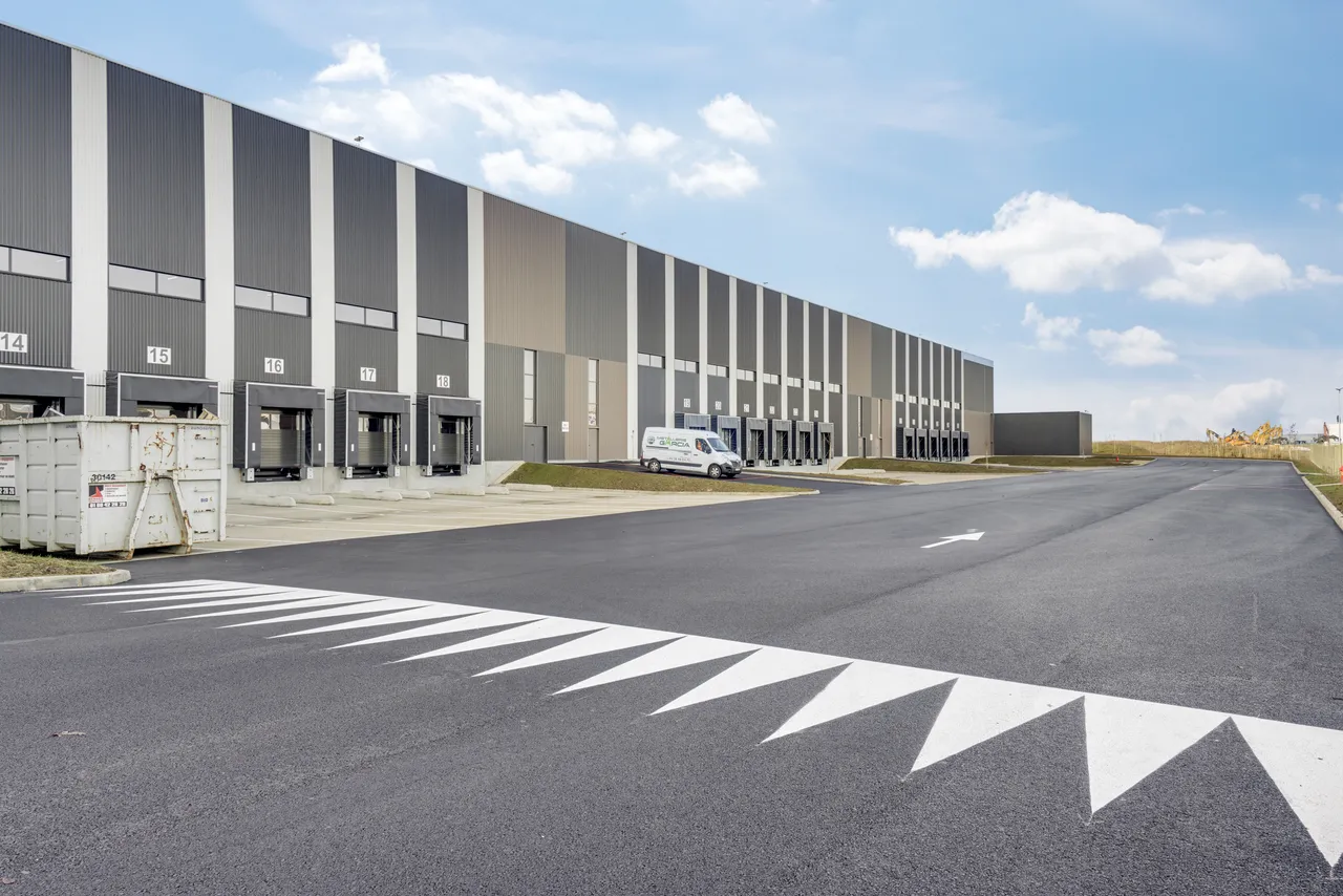 logistics - Logistics Warehouse For Rent - gallery - 9