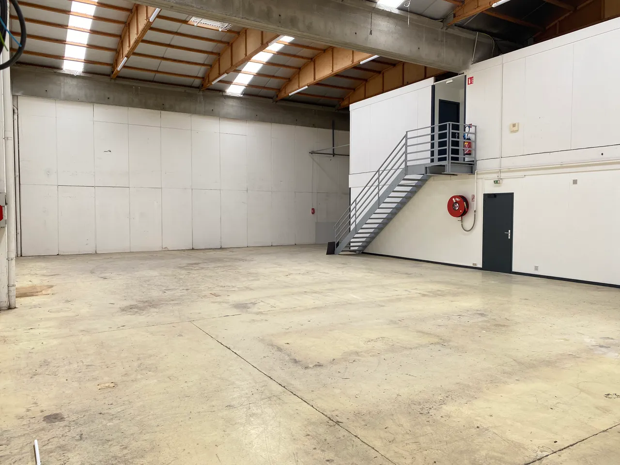 logistics - Warehouse / Offices For Rent - gallery - 6