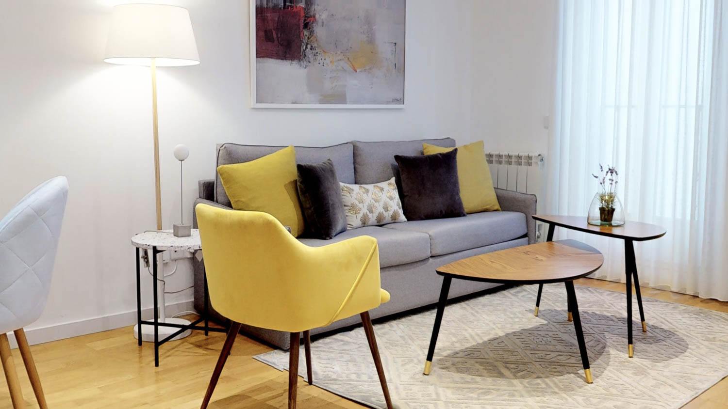 living - 60m² apartment for rent in Cortes / Huertas, Madrid - gallery thumbnail - 3