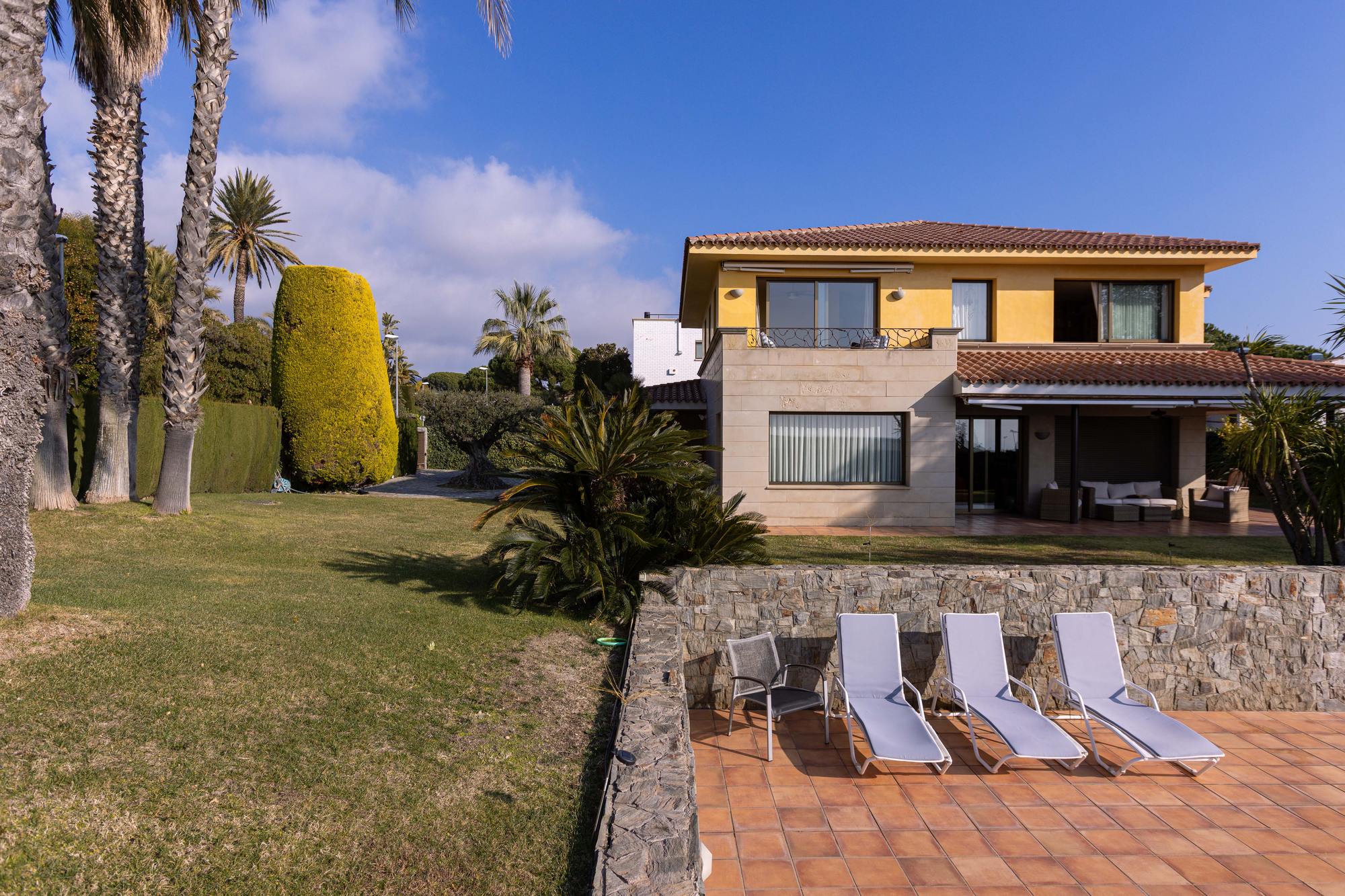 living - Casa de lujo en venta en Can Teixidó, Alella, Costa del Maresme. - gallery thumbnail - 10