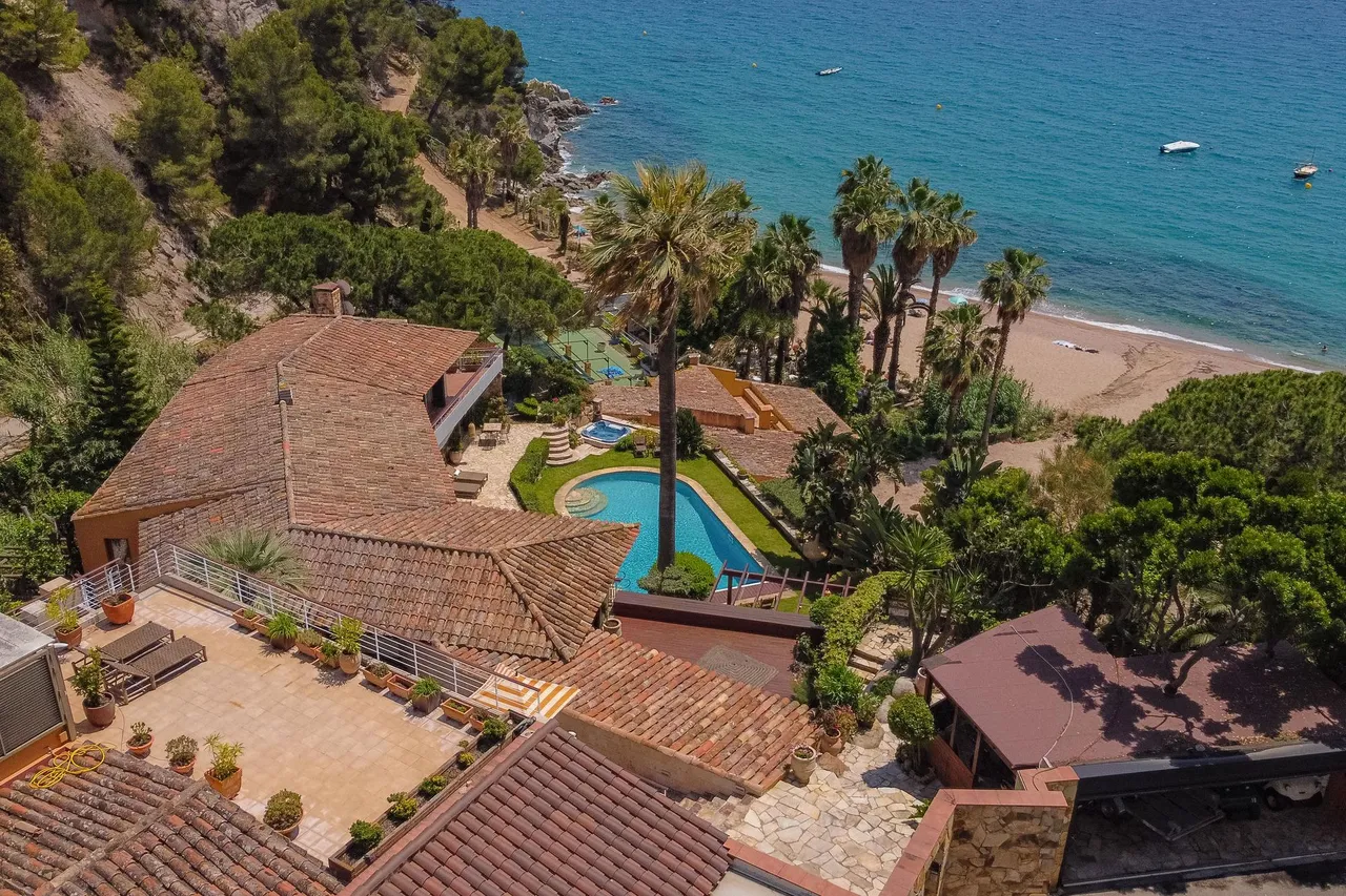 living - 1,000m² house / villa for sale in Tossa de Mar, Costa Brava - gallery - 3