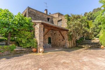 living - 480m² country house for sale in Baix Empordà, Girona - featured