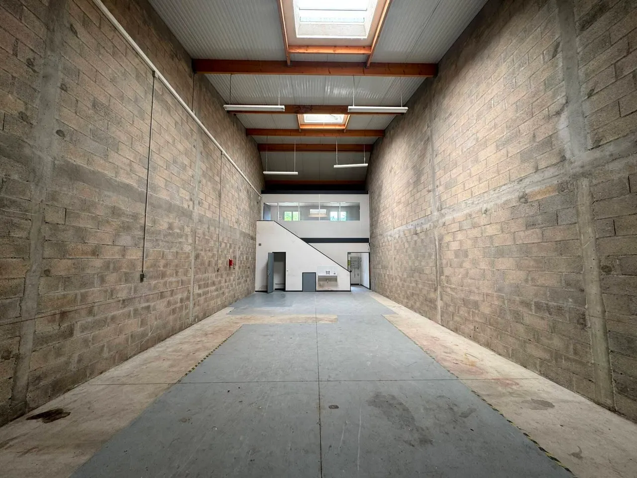 logistics - Light Industrial Premises / Offices For Rent - gallery - 5