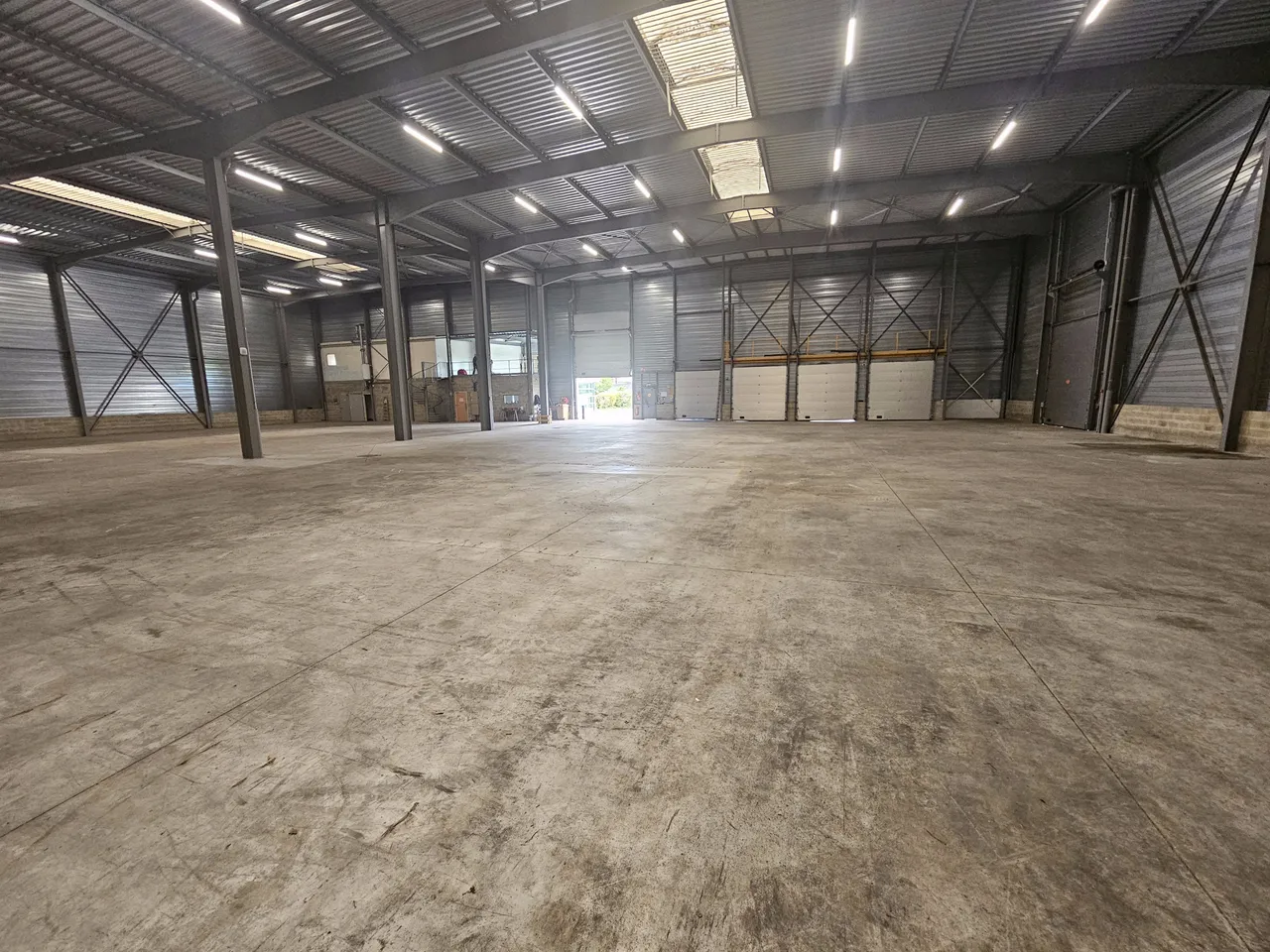 logistics - Warehouse / Offices For Rent - gallery - 3