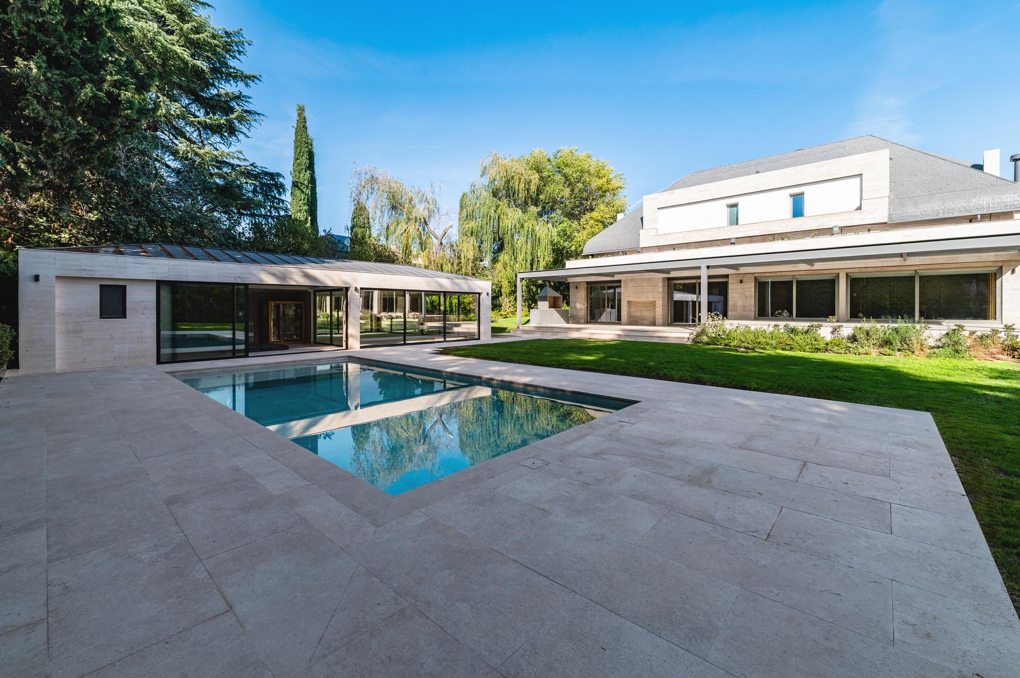 living - Casa / villa de 1,499m² en venta en La Moraleja Urbanización - featured