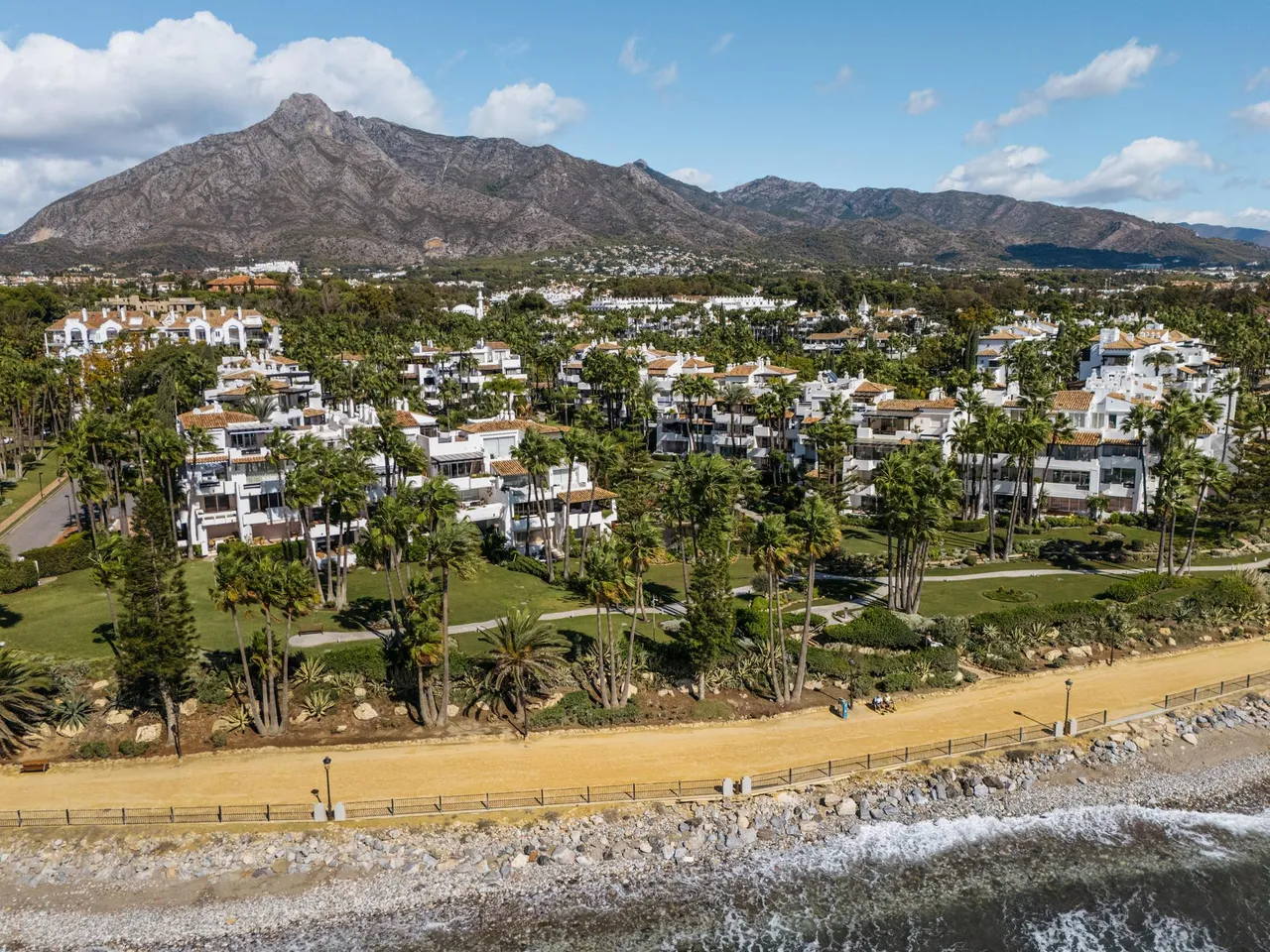 living - 186m² apartment with 48m² terrace for sale in East Marbella - Floor Plan - 1