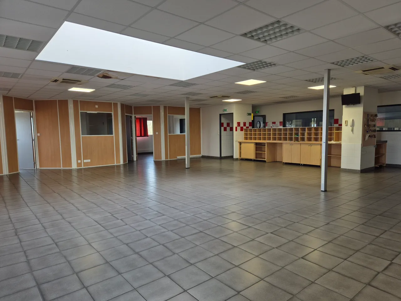 logistics - Courier Warehouse For Rent - gallery - 4