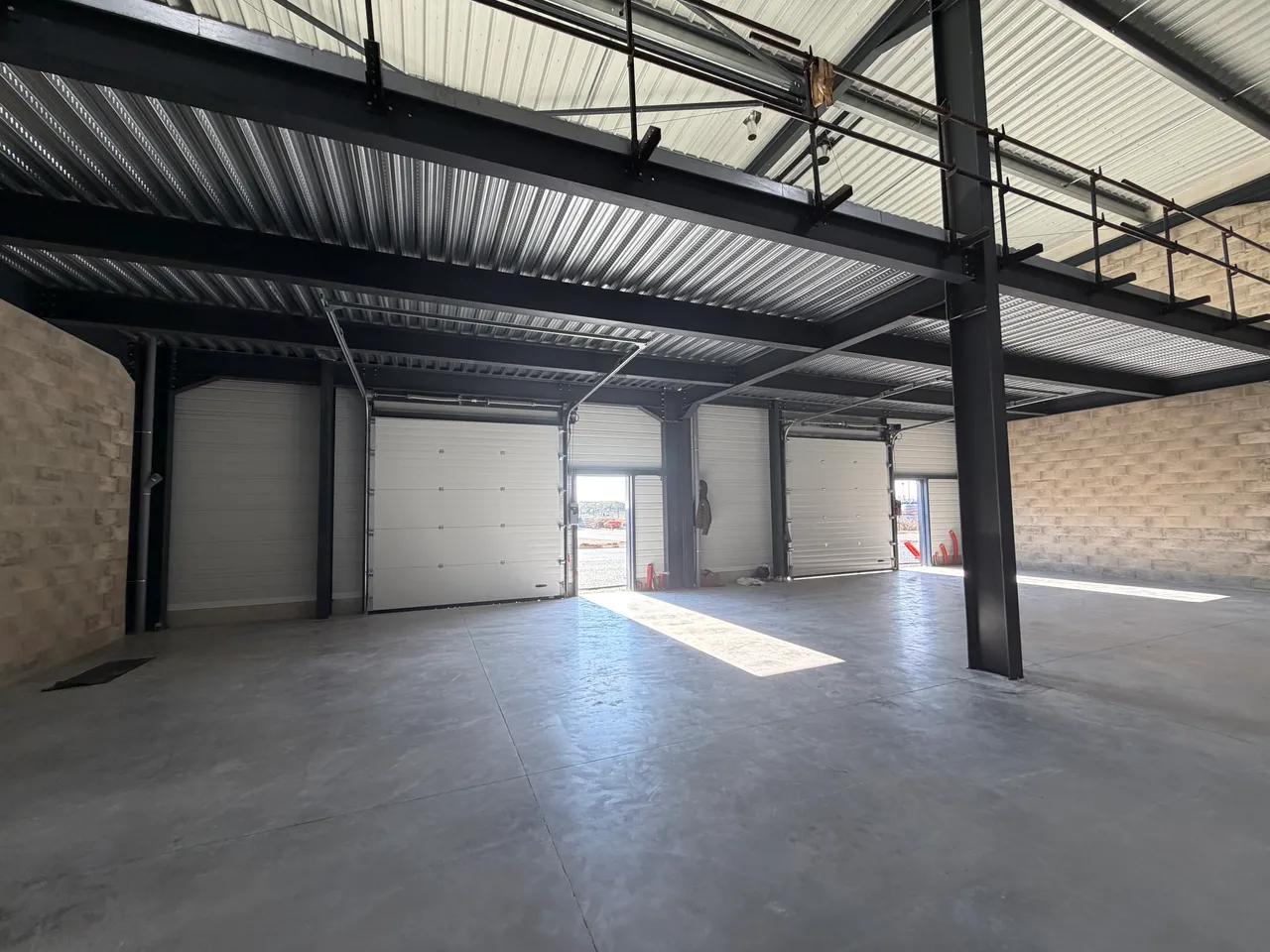 logistics - Light Industrial Premises / Offices For Rent - gallery - 3