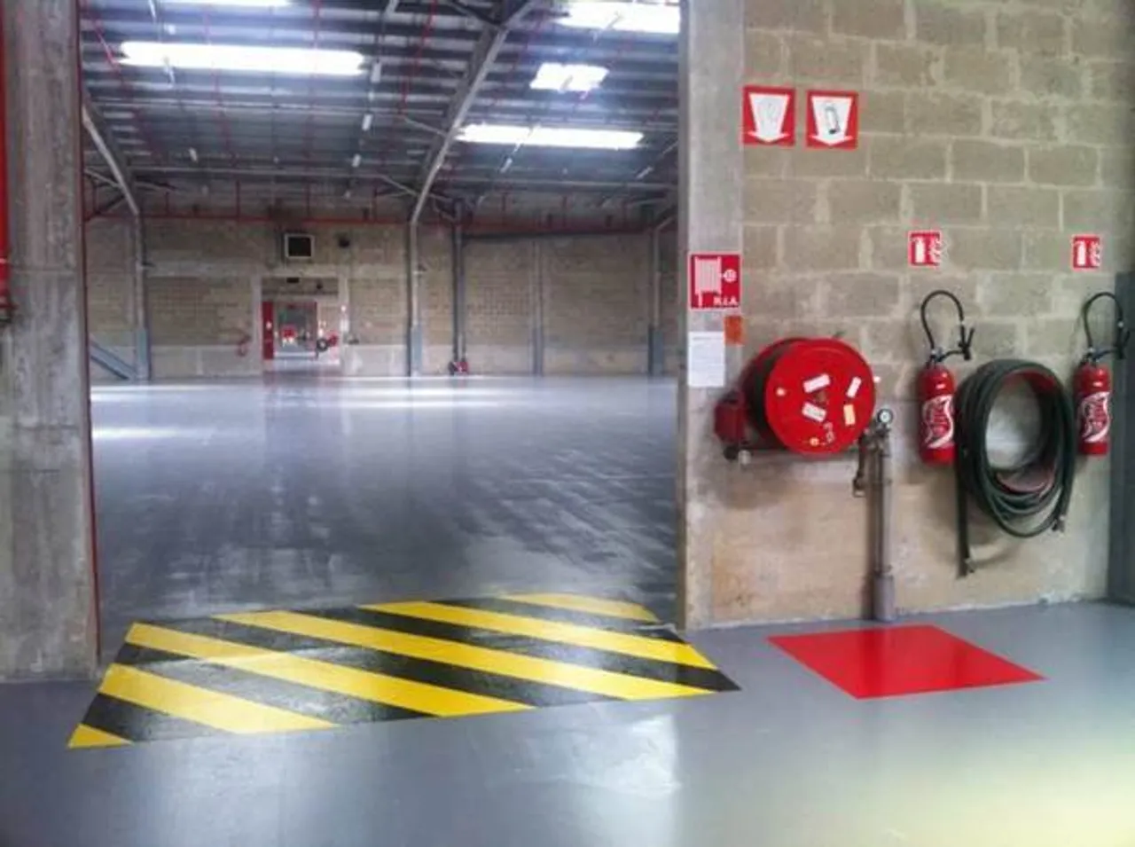 logistics - Logistics Warehouse For Rent - gallery - 4