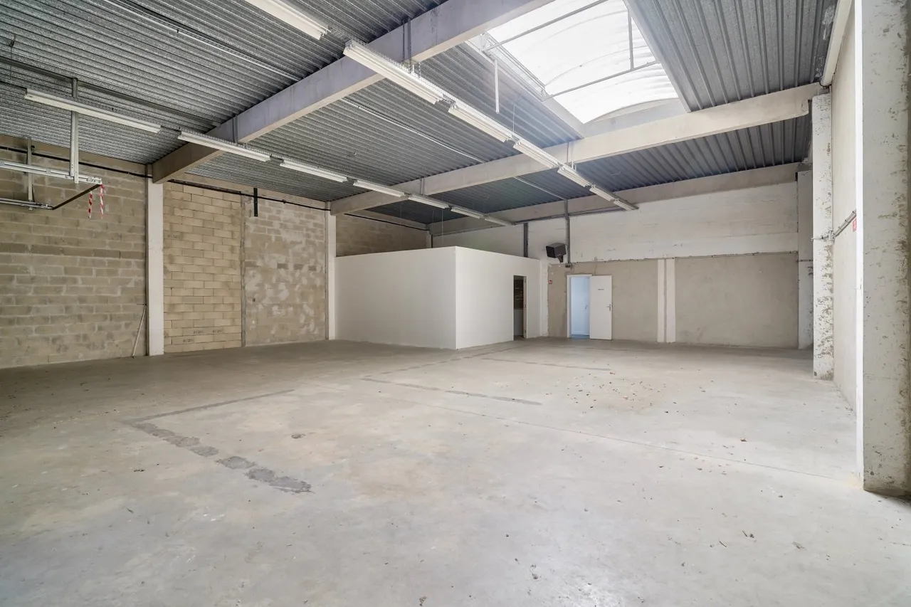 logistics - Warehouse / Offices For Rent - gallery - 4