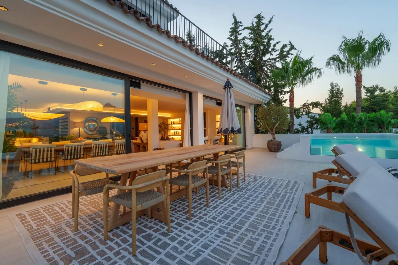 living - Casa / villa de 965m² con 177m² terraza en venta en Nueva Andalucía - gallery - 3
