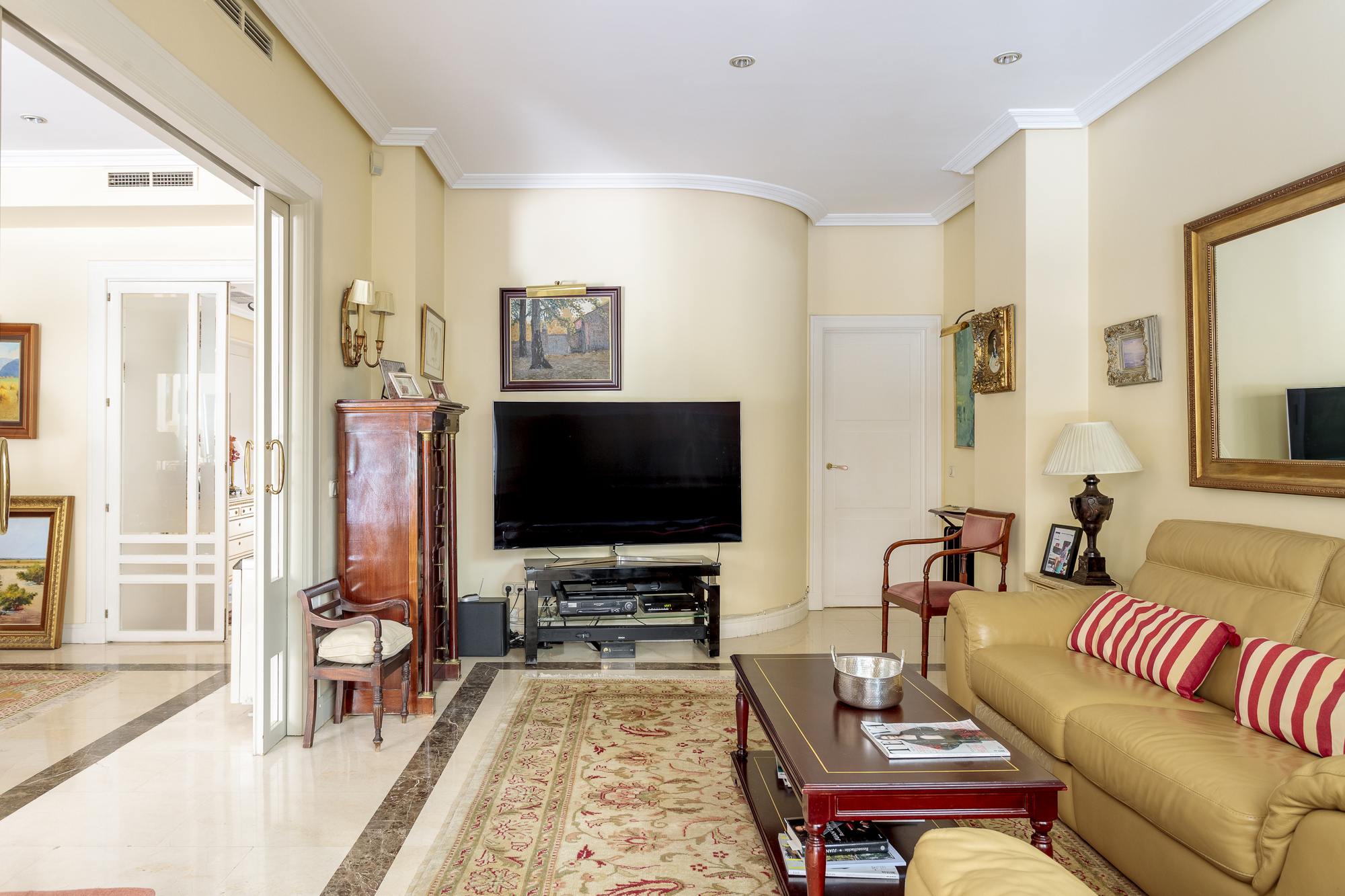 living - 342m² house / villa for sale in Conde de Orgaz and Piovera - gallery thumbnail - 7