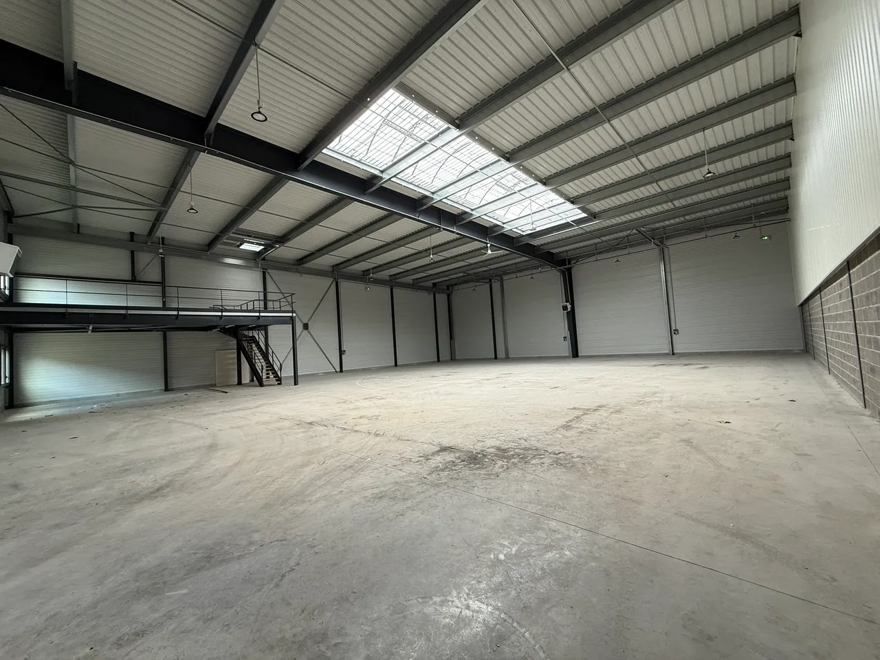 logistics - Light Industrial Premises / Offices For Rent - gallery - 2