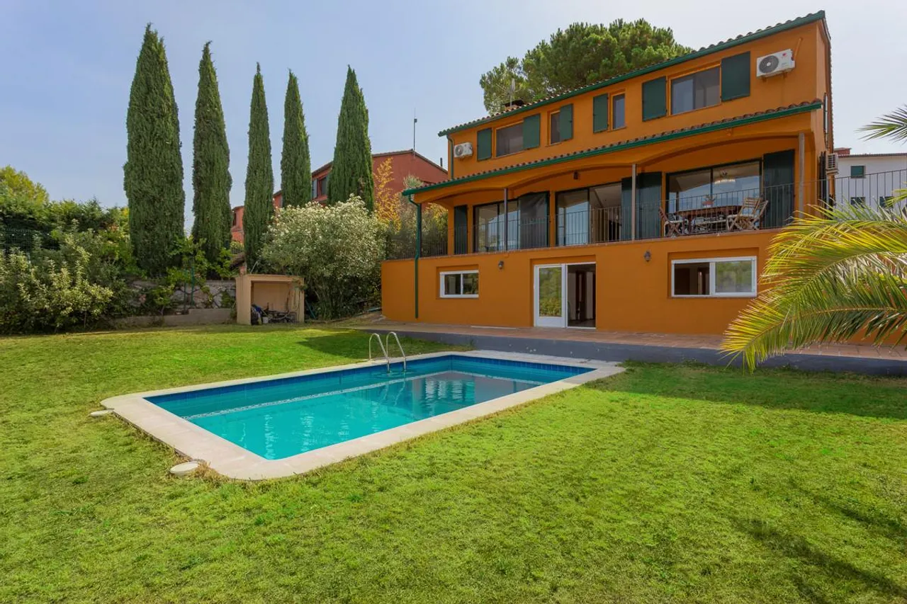 living - 459m² house / villa for sale in El Gironés, Girona - gallery - 2
