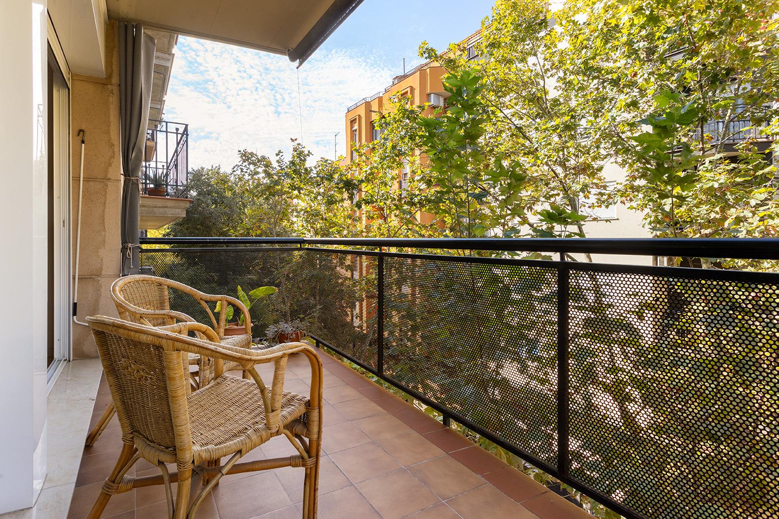 living - 70m² apartment with 10m² terrace for sale in Les Corts - gallery thumbnail - 2