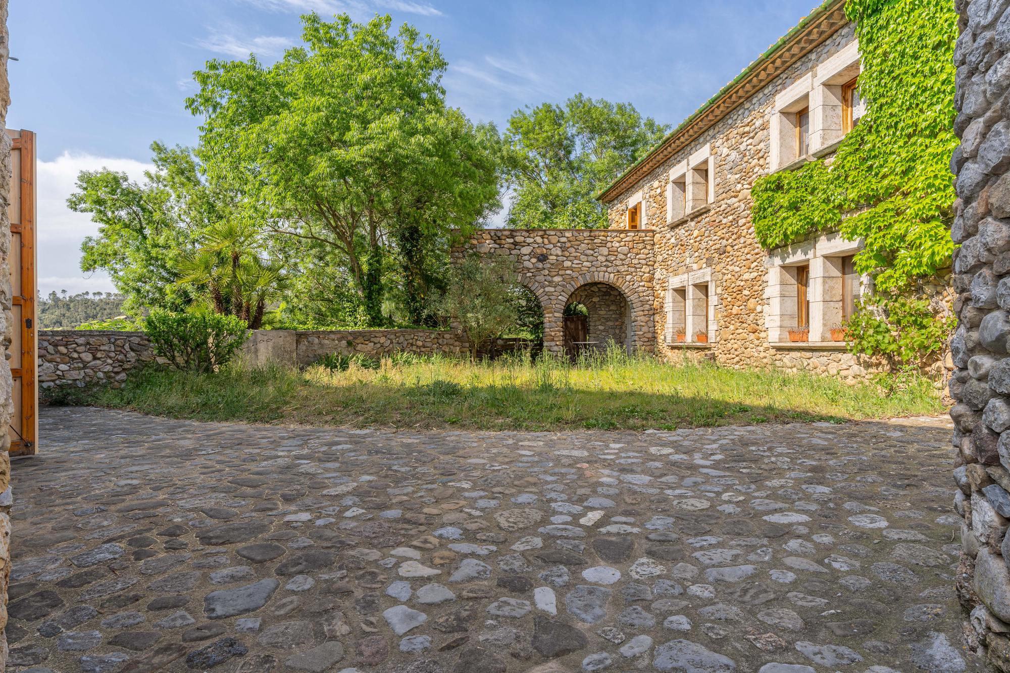 living - Casa rural de 904m² en venta en Alt Empordà, Girona - gallery thumbnail - 1