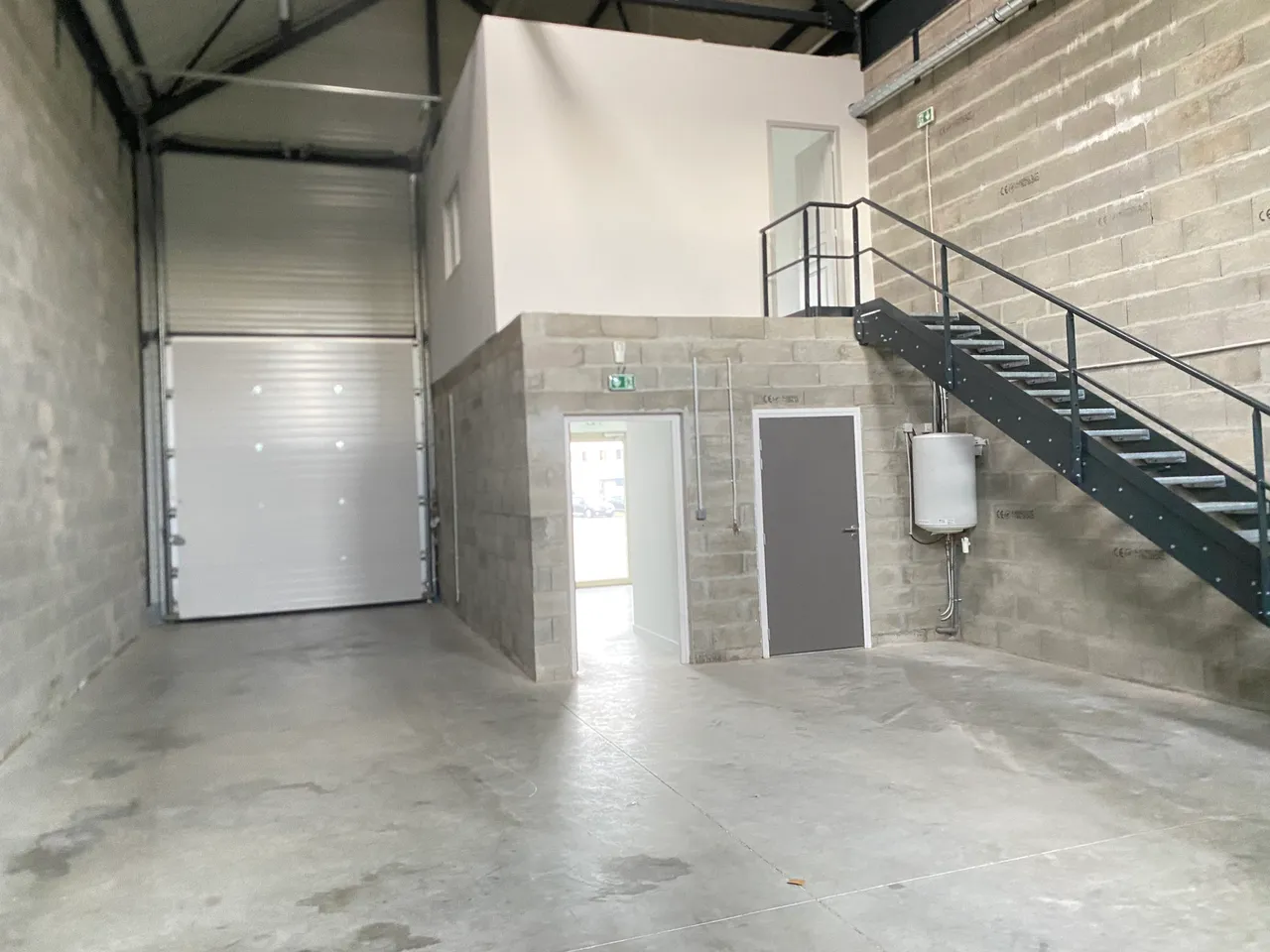 logistics - Light Industrial Premises / Offices For Rent - gallery - 3