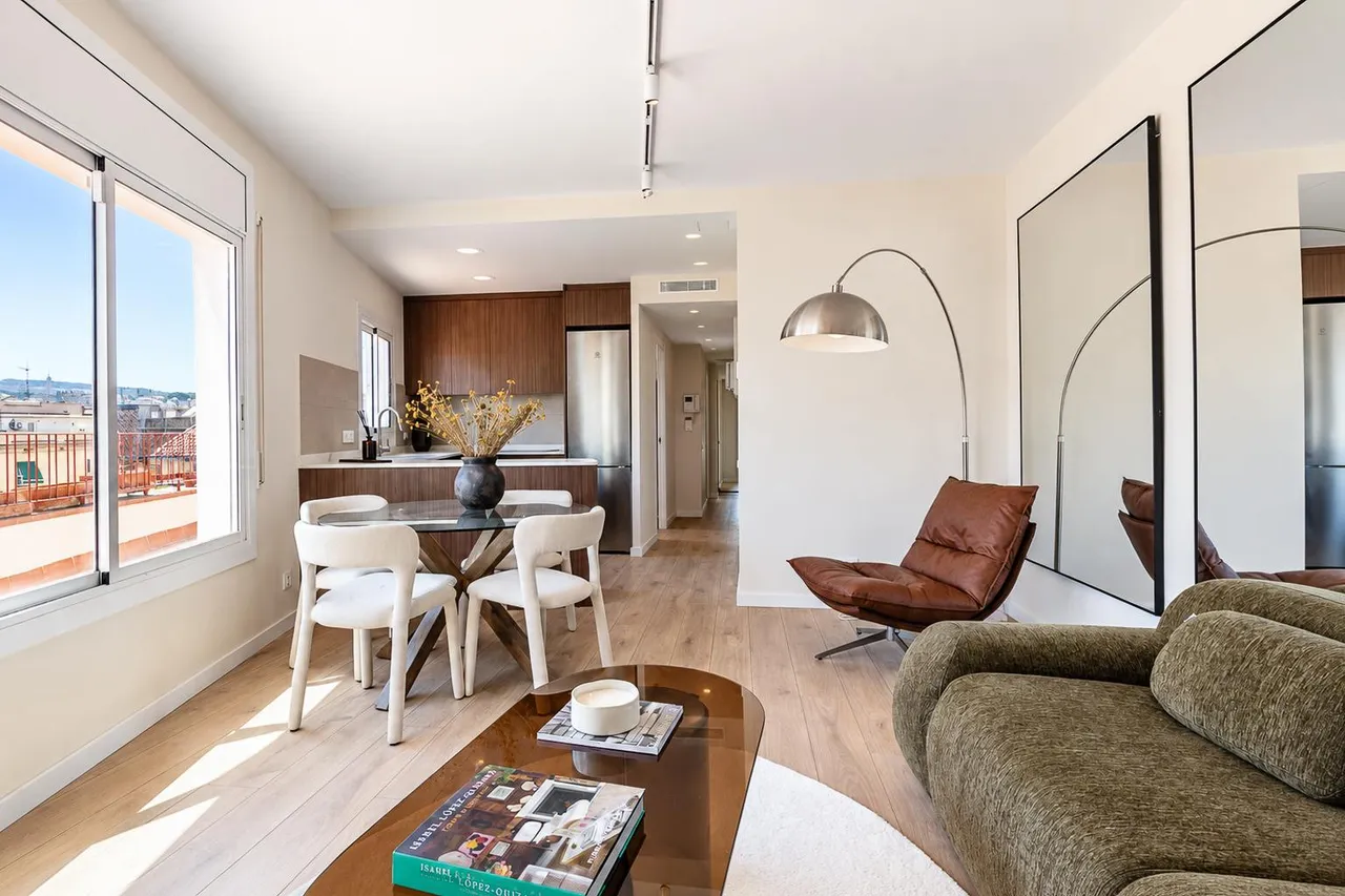 living - 90m² penthouse with 64m² terrace for sale in Sants-Badal - gallery - 3