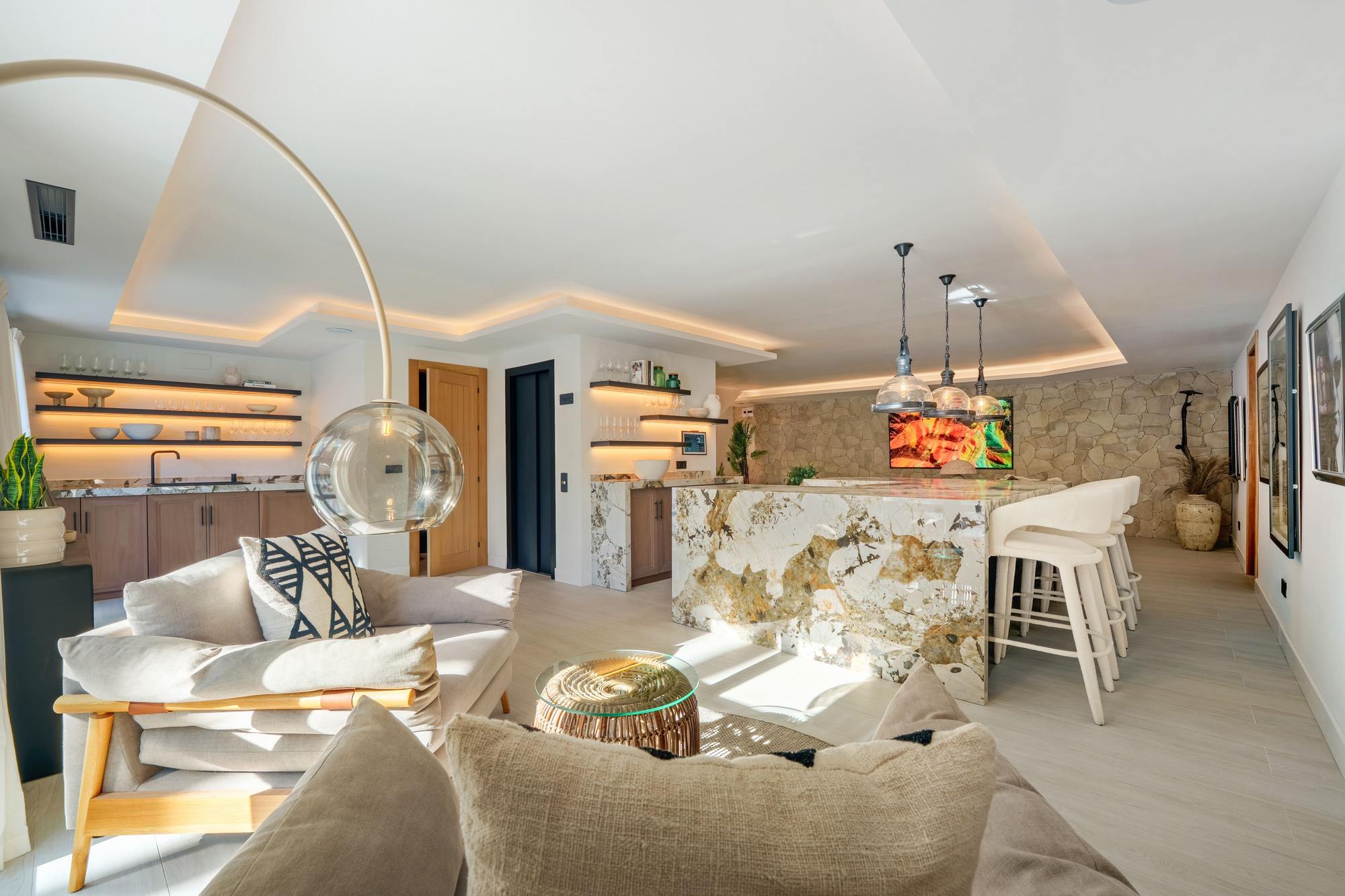 living - 965m² house / villa with 177m² terrace for sale in Nueva Andalucía - gallery thumbnail - 6
