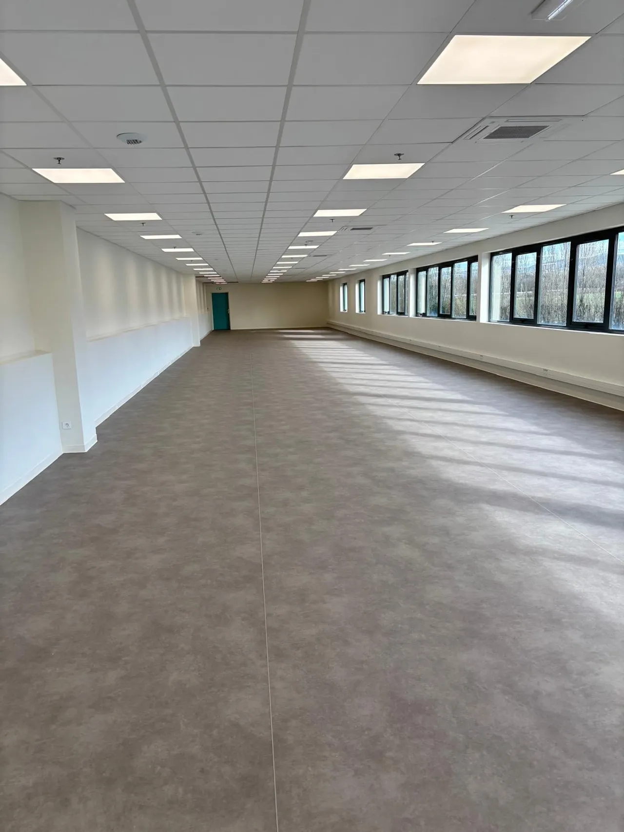 logistics - Logistics Warehouse For Rent - gallery - 8