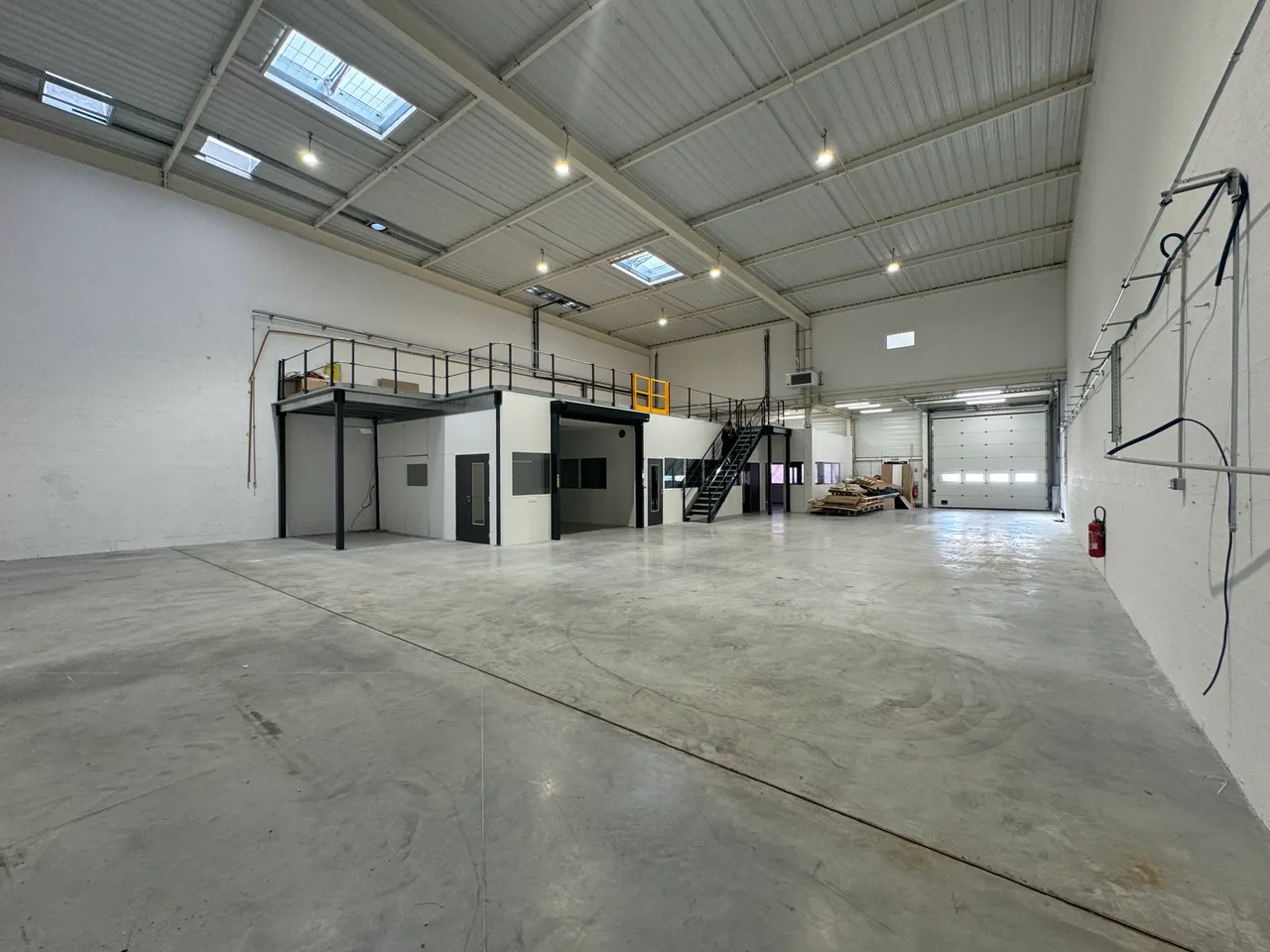 logistics - Light Industrial Premises / Offices For Rent - gallery - 3