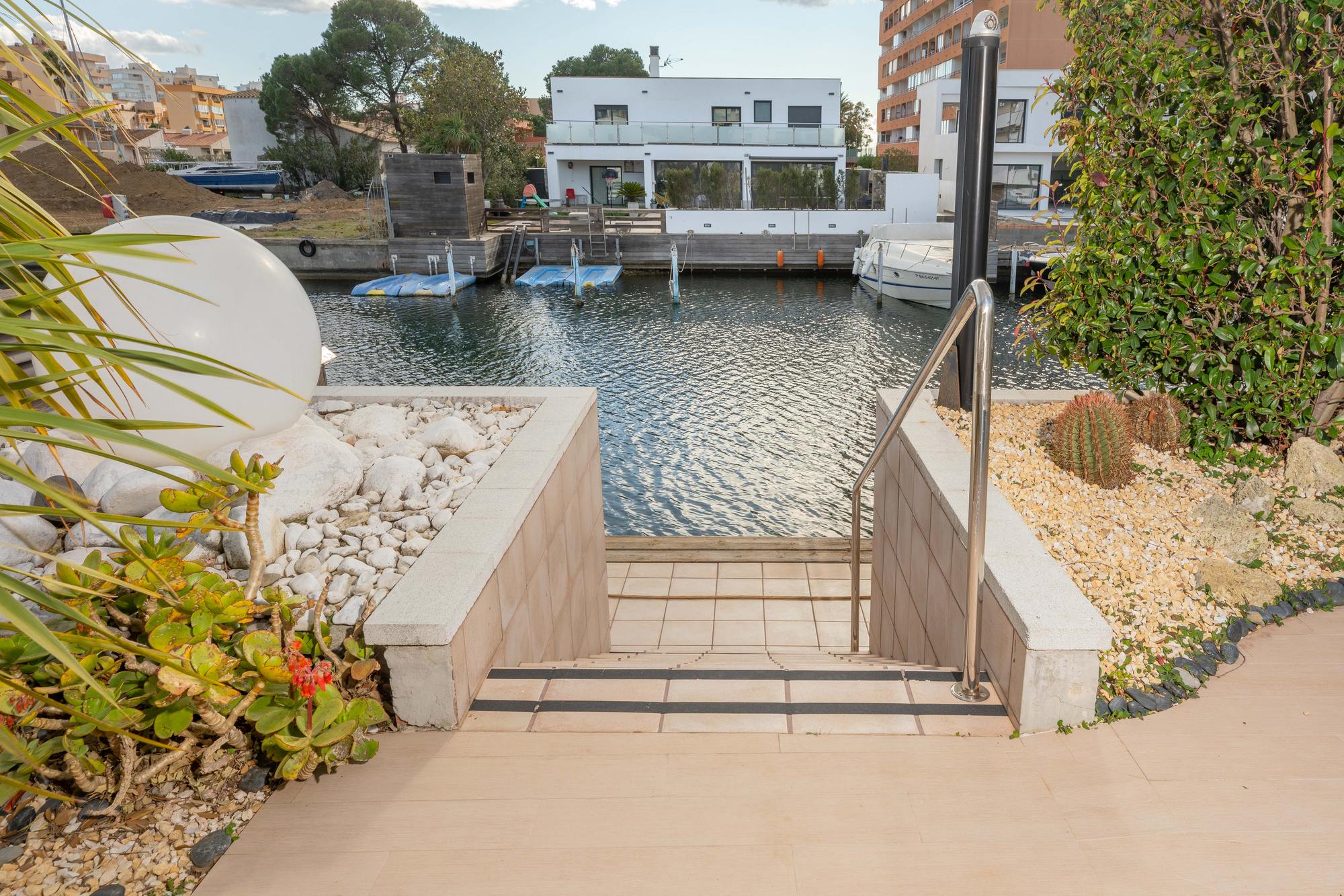 living - Casa / villa de 557m² en venta en Bahía de Rosas - gallery thumbnail - 5