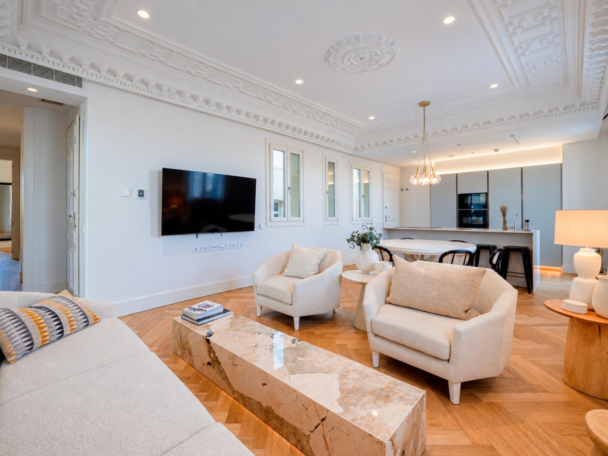 living - 130m² apartment for rent in Malasaña, Madrid - gallery - 3
