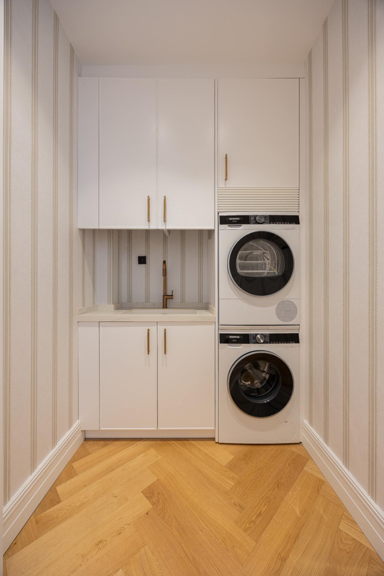 living - Piso de 245m² en venta en Almagro, Madrid - gallery thumbnail - 7