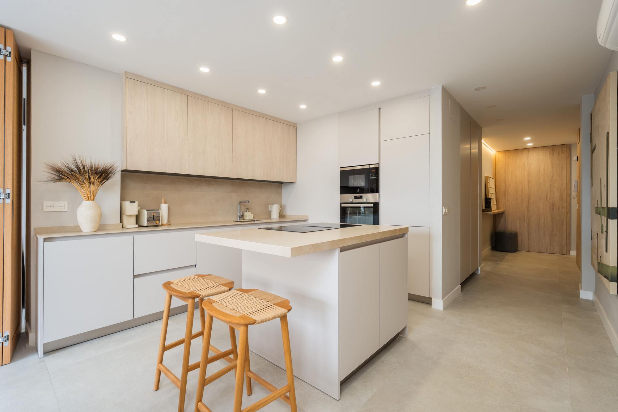 living - Piso de 102m² con 12m² terraza en venta en Estepona Centro - gallery thumbnail - 3