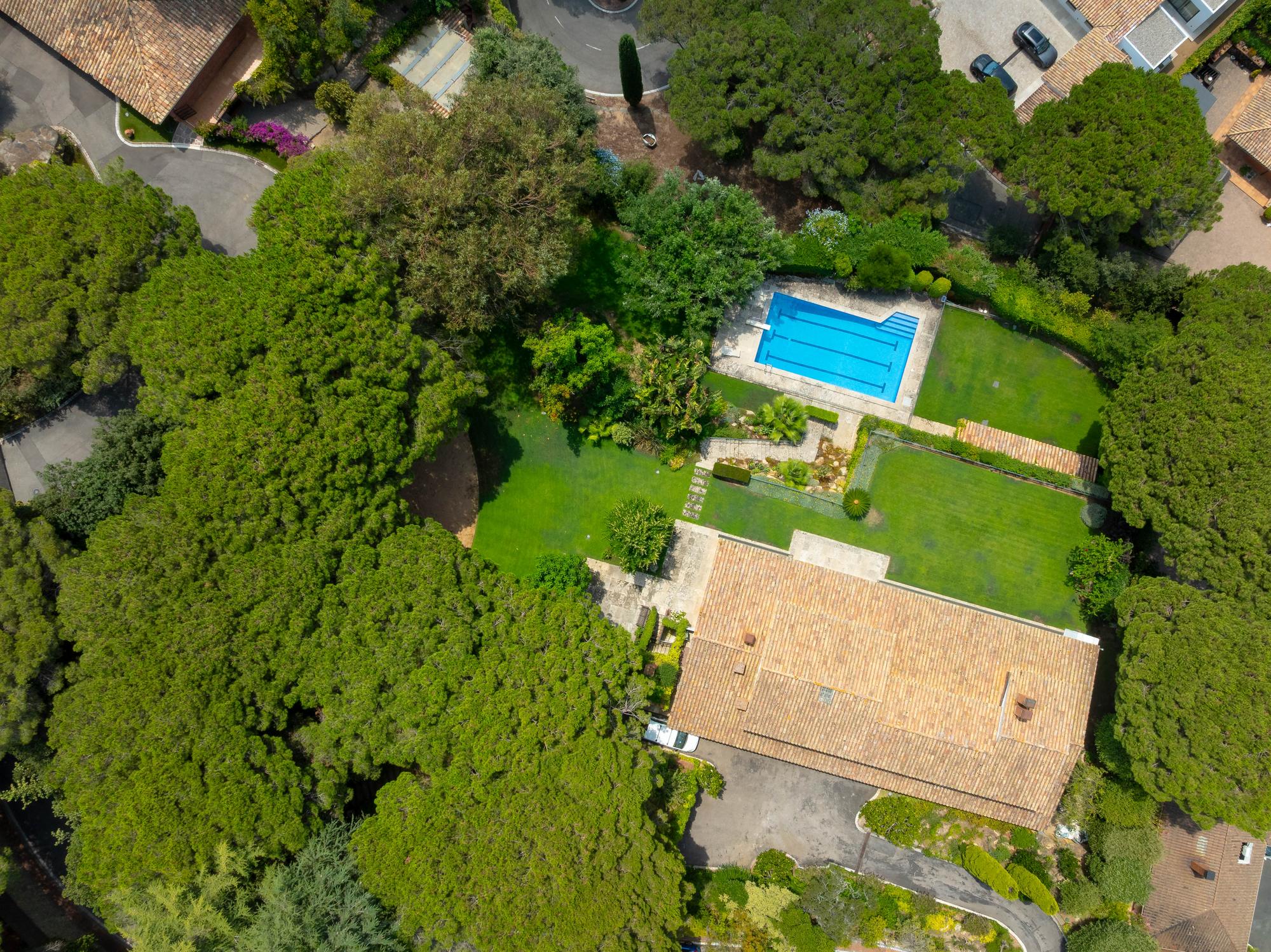 living - 637m² house / villa for sale in Sant Vicenç de Montalt - gallery thumbnail - 4