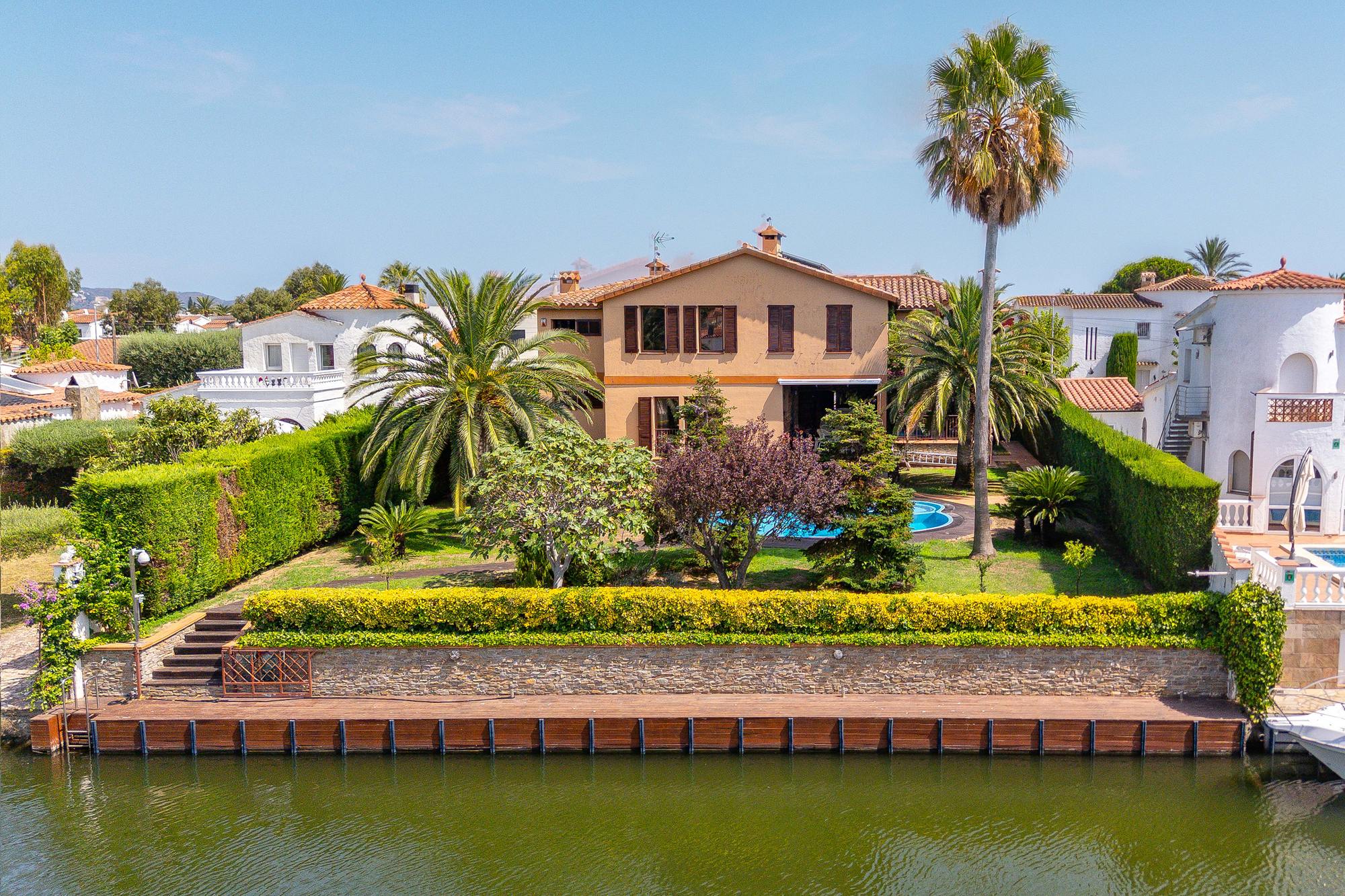 living - 584m² house / villa for sale in Empuriabrava, Costa Brava - gallery thumbnail - 2