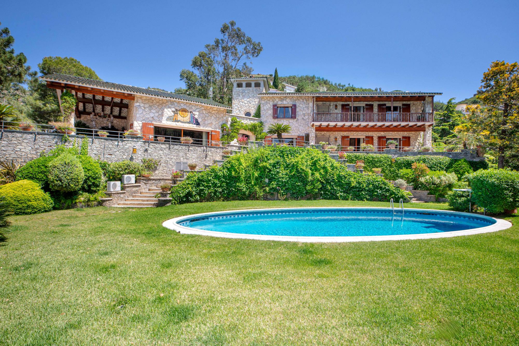 living - 1,202m² house / villa with 2,338m² garden for sale in Bay of Roses - gallery thumbnail - 1
